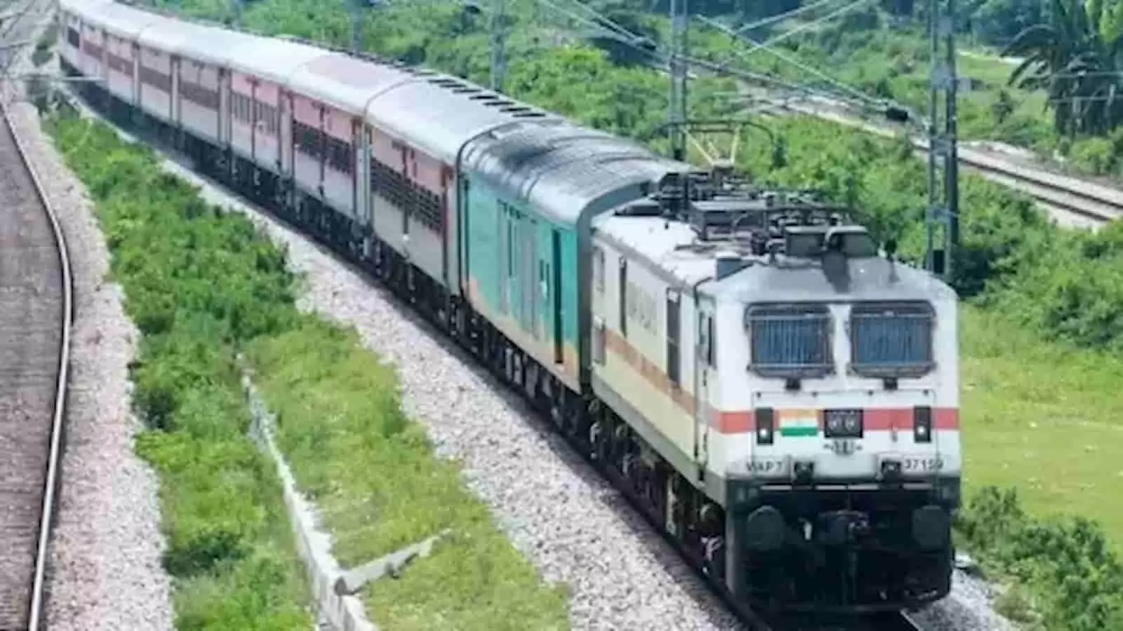 मुंबई के दीवा स्टेशन पर नए फुट ओवर ब्रिज के निर्माण कार्य के लिए रेलवे ट्रैक के ऊपर खड़ी भारी क्रेन। मुंबई के दीवा स्टेशन पर नए फुट ओवर ब्रिज के निर्माण कार्य के लिए रेलवे ट्रैक के ऊपर खड़ी भारी क्रेन।