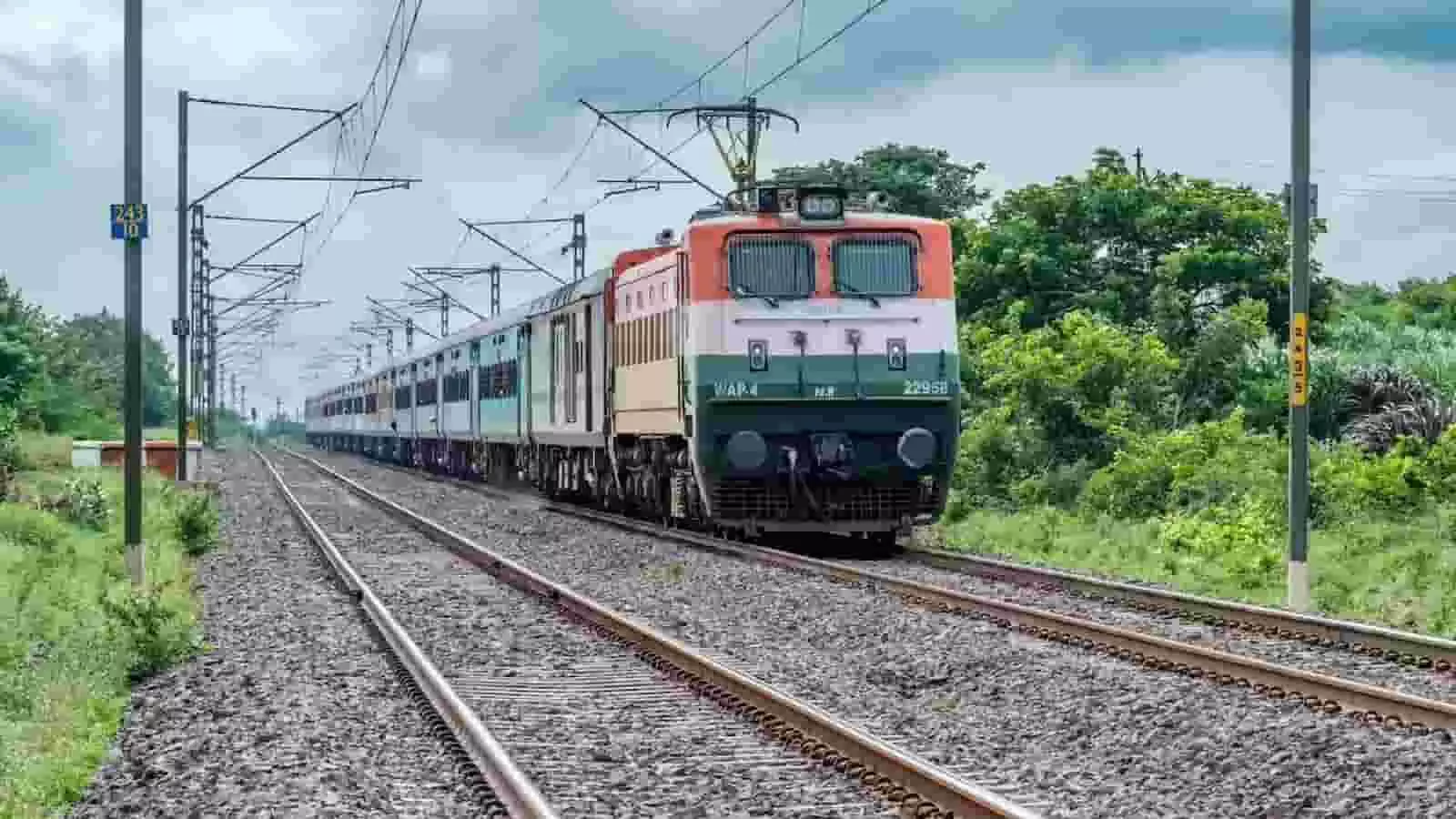 रेलवे ट्रैक पर आगे बढ़ती हुई भारतीय रेलवे की एक पैसेंजर ट्रेन की फाइल फोटो। रेलवे ट्रैक पर आगे बढ़ती हुई भारतीय रेलवे की एक पैसेंजर ट्रेन की फाइल फोटो।