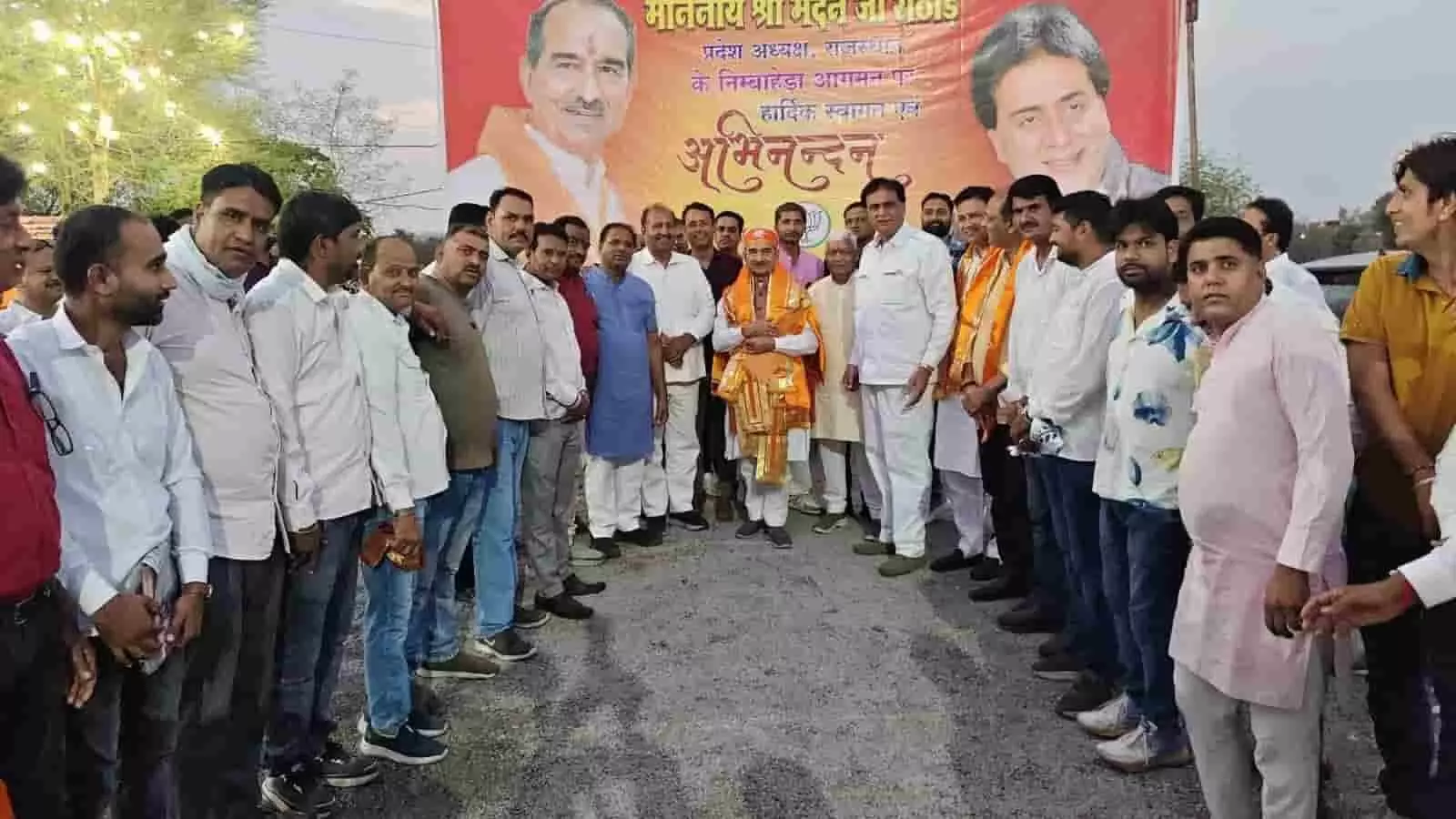 निंबाहेड़ा बाईपास पर भाजपा नेताओं और कार्यकर्ताओं के साथ खड़े प्रदेशाध्यक्ष मदन राठौड़।