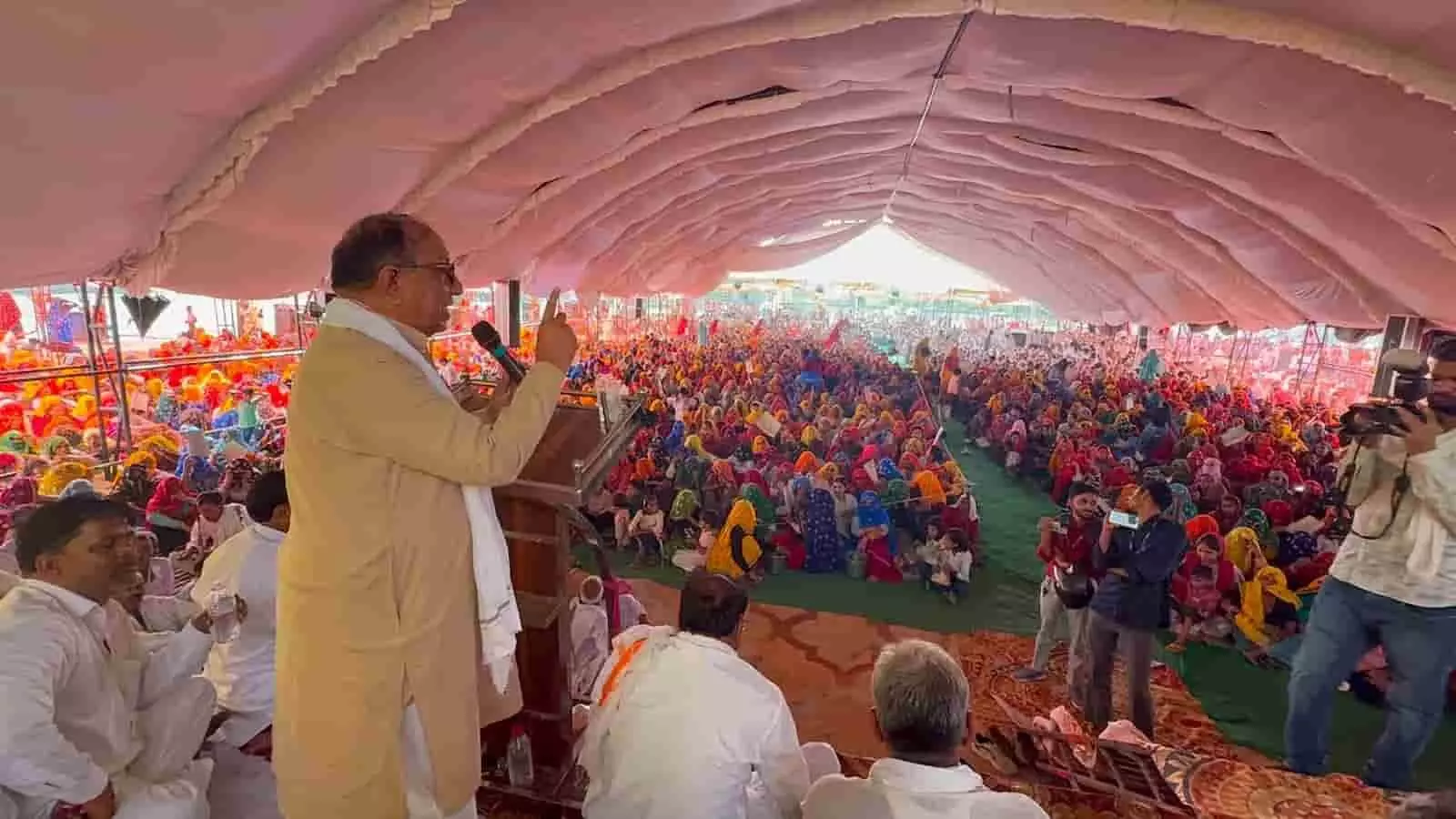 तस्वीर में विधायक रामकेश मीणा खण्डीप में चल रही किसान महापंचायत को संबोधित कर रहे हैं। तस्वीर में विधायक रामकेश मीणा खण्डीप में चल रही किसान महापंचायत को संबोधित कर रहे हैं।