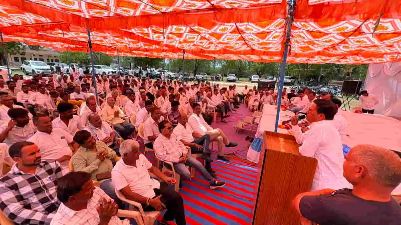 इगला की ऐलबामाता गौशाला में टेंट के नीचे आयोजित कांग्रेस कार्यकर्ता सम्मेलन में नेताओं को सुनते लोग। इगला की ऐलबामाता गौशाला में टेंट के नीचे आयोजित कांग्रेस कार्यकर्ता सम्मेलन में नेताओं को सुनते लोग।