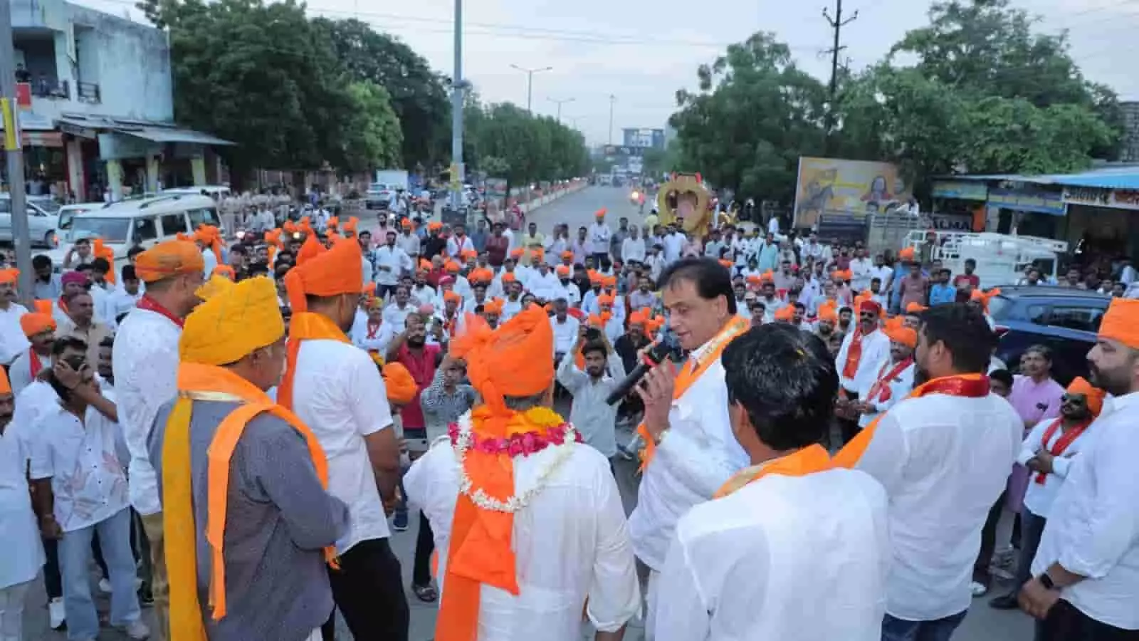 निम्बाहेड़ा में महाराणा प्रताप जयंती कार्यक्रम के दौरान मंच पर माइक थामे भाजपा विधायक श्रीचंद कृपलानी और पारंपरिक पगड़ी पहने अन्य लोग। निम्बाहेड़ा में महाराणा प्रताप जयंती कार्यक्रम के दौरान मंच पर माइक थामे भाजपा विधायक श्रीचंद कृपलानी और पारंपरिक पगड़ी पहने अन्य लोग।
