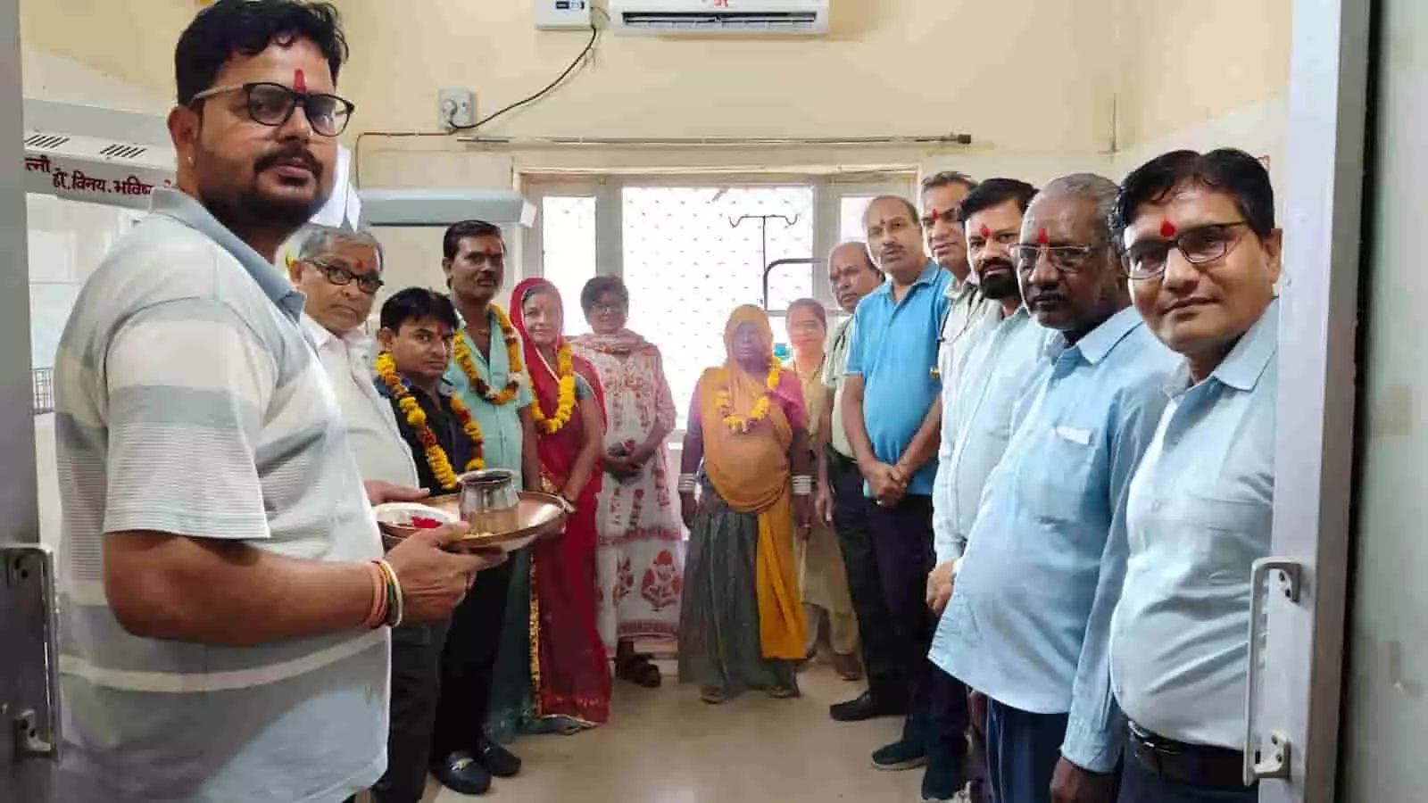 तस्वीर में रायपुर उपजिला अस्पताल में दानदाता और चिकित्सा स्टाफ एसी के साथ दिख रहे हैं। तस्वीर में रायपुर उपजिला अस्पताल में दानदाता और चिकित्सा स्टाफ एसी के साथ दिख रहे हैं।