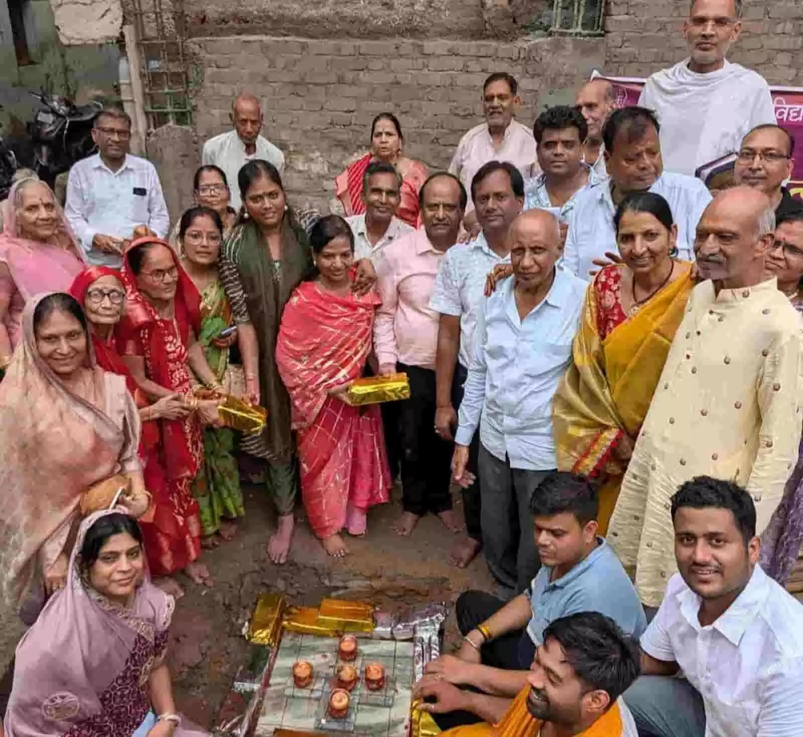 तस्वीर में बारां के जैन समाज के सदस्य श्री विद्यासागर संत वस्तिका के शिलान्यास कार्यक्रम में उपस्थित दिख रहे हैं। तस्वीर में बारां के जैन समाज के सदस्य श्री विद्यासागर संत वस्तिका के शिलान्यास कार्यक्रम में उपस्थित दिख रहे हैं।