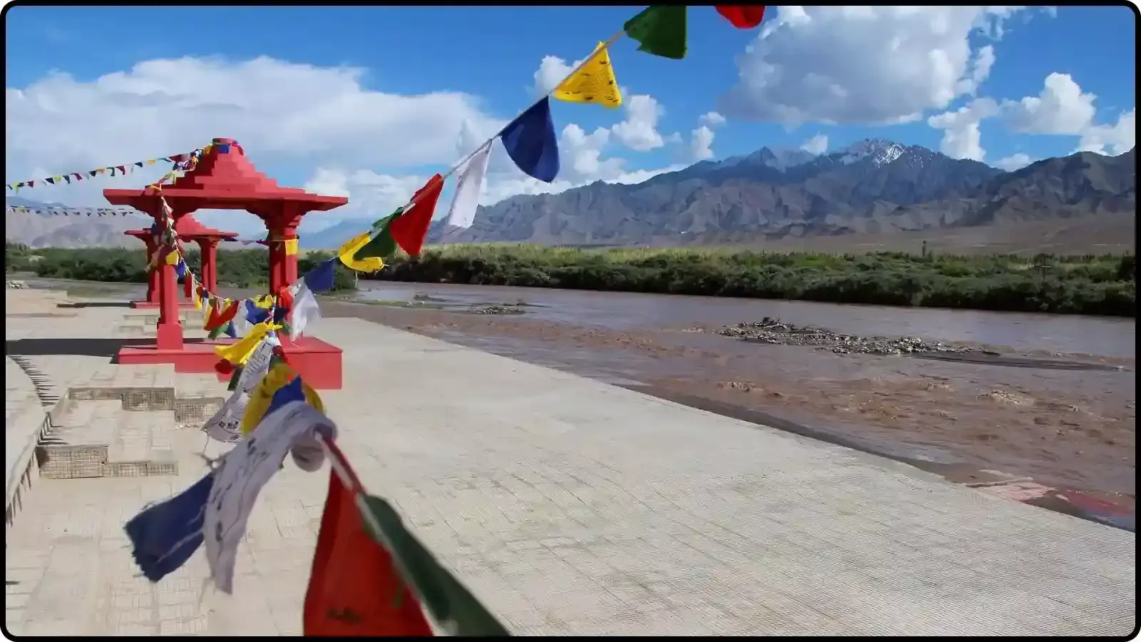 नदी का किनारा और लाल रंग की संरचनाएं लद्दाख में सिंधु दर्शन घाट के संदर्भ में दिख रही हैं। नदी का किनारा और लाल रंग की संरचनाएं लद्दाख में सिंधु दर्शन घाट के संदर्भ में दिख रही हैं।