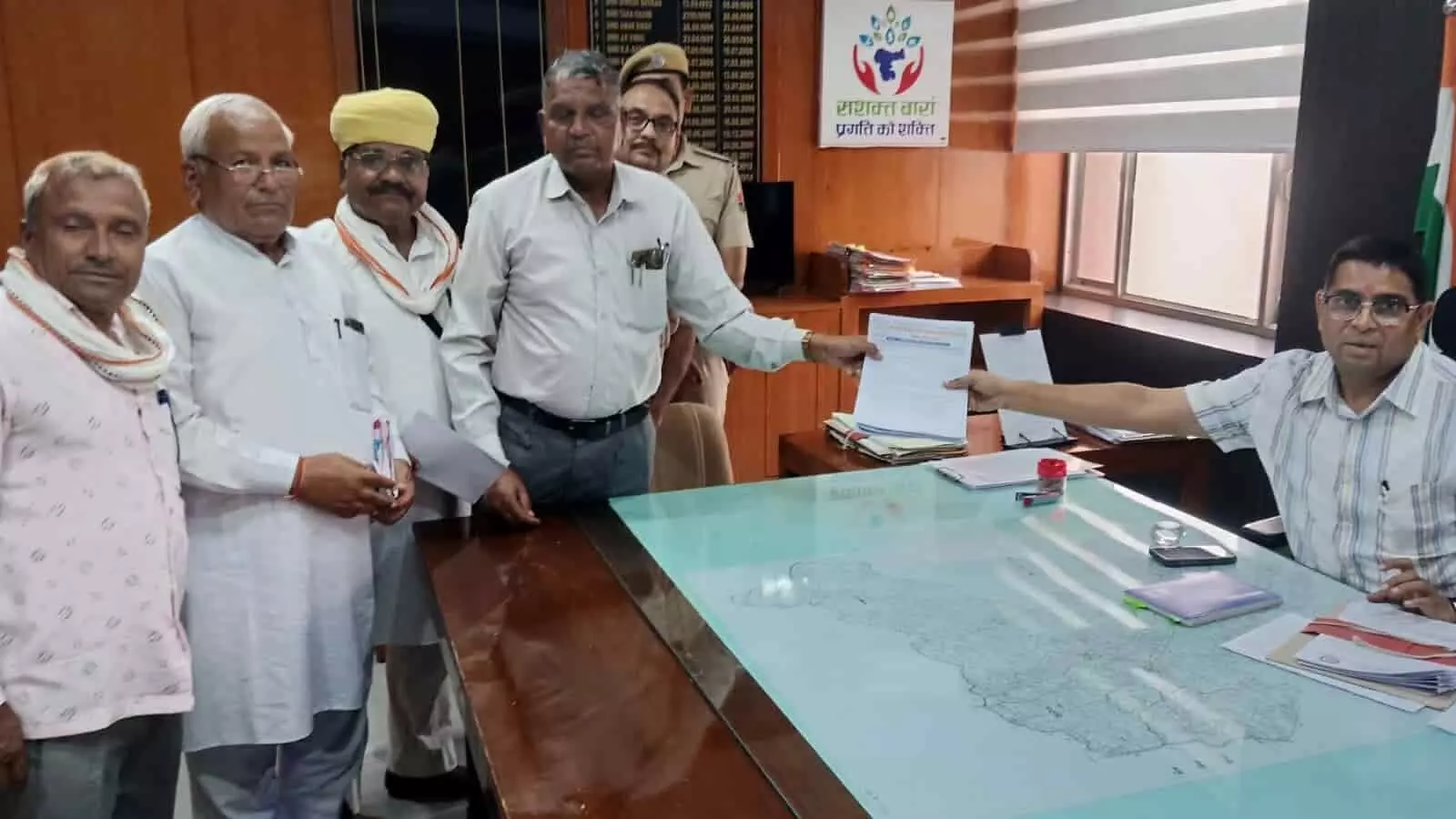 तस्वीर में भारतीय किसान संघ के पदाधिकारी बारां जिला कलेक्टर को ज्ञापन सौंपते हुए। तस्वीर में भारतीय किसान संघ के पदाधिकारी बारां जिला कलेक्टर को ज्ञापन सौंपते हुए।