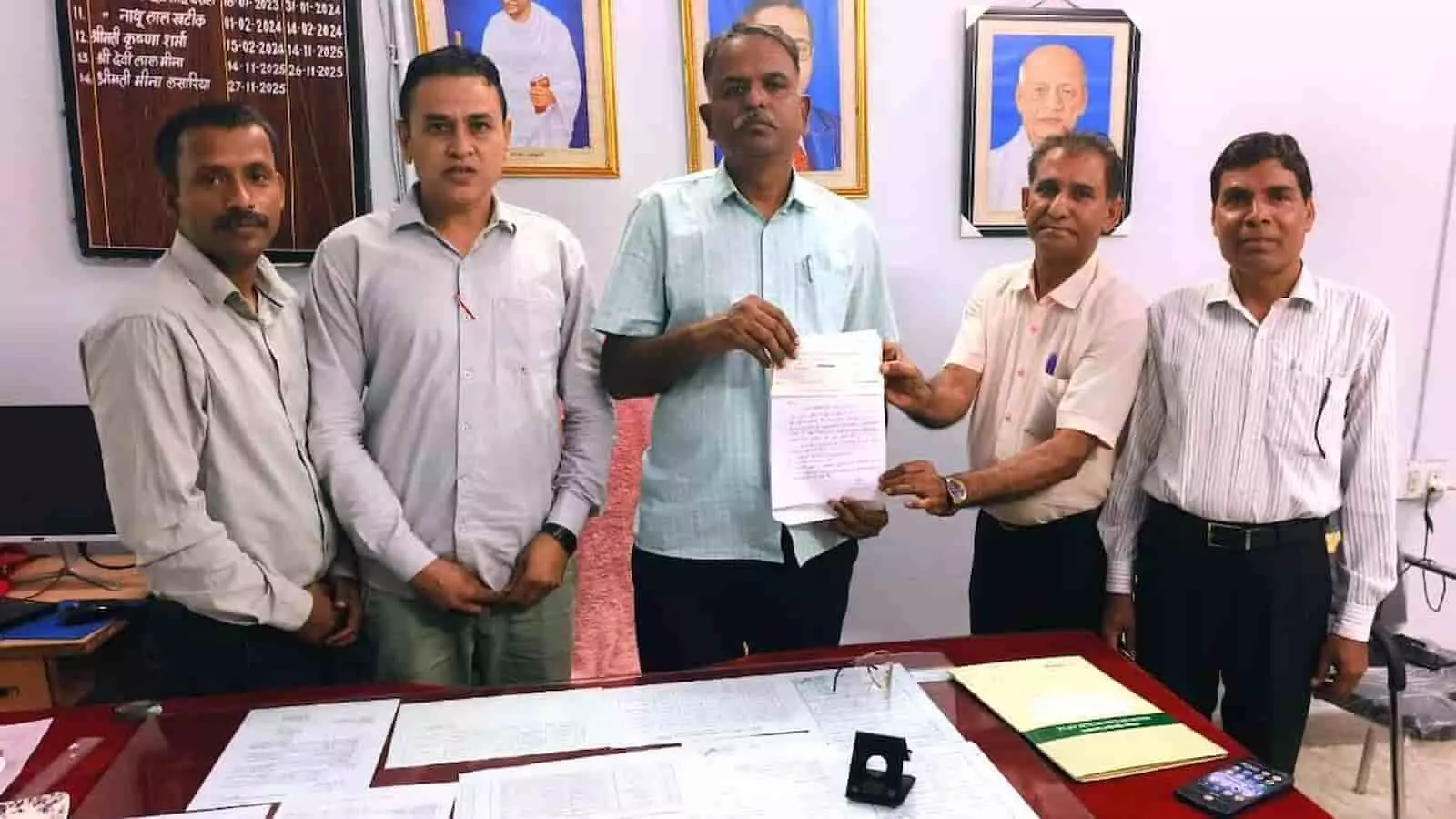 सवाई माधोपुर के जमूलखेड़ा में सरकारी स्कूल के विकास के लिए अधिकारी को चेक सौंपते हुए स्टाफ कर्मचारी। सवाई माधोपुर के जमूलखेड़ा में सरकारी स्कूल के विकास के लिए अधिकारी को चेक सौंपते हुए स्टाफ कर्मचारी।
