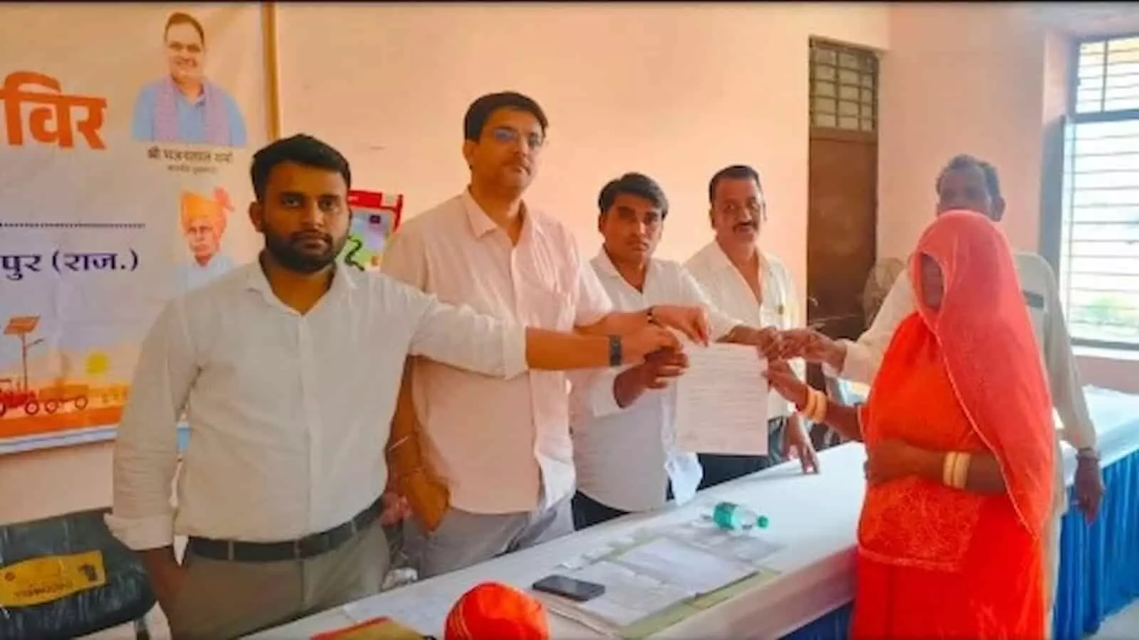 दमाणा में शिविर के दौरान प्रशासन टमु बाई को आवासीय पट्टा सौंपते हुए। दमाणा में शिविर के दौरान प्रशासन टमु बाई को आवासीय पट्टा सौंपते हुए।