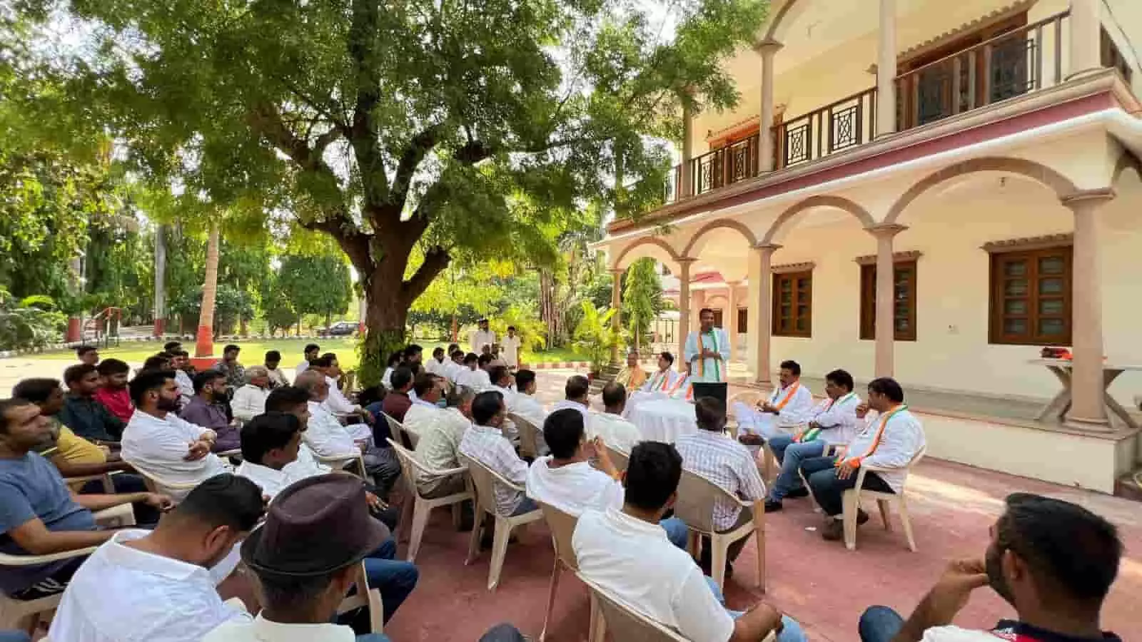 निंबाहेड़ा में एक बैठक के दौरान कांग्रेस सहप्रभारी रित्विक मकवाना उपस्थित कार्यकर्ताओं को संबोधित कर रहे हैं। निंबाहेड़ा में एक बैठक के दौरान कांग्रेस सहप्रभारी रित्विक मकवाना उपस्थित कार्यकर्ताओं को संबोधित कर रहे हैं।