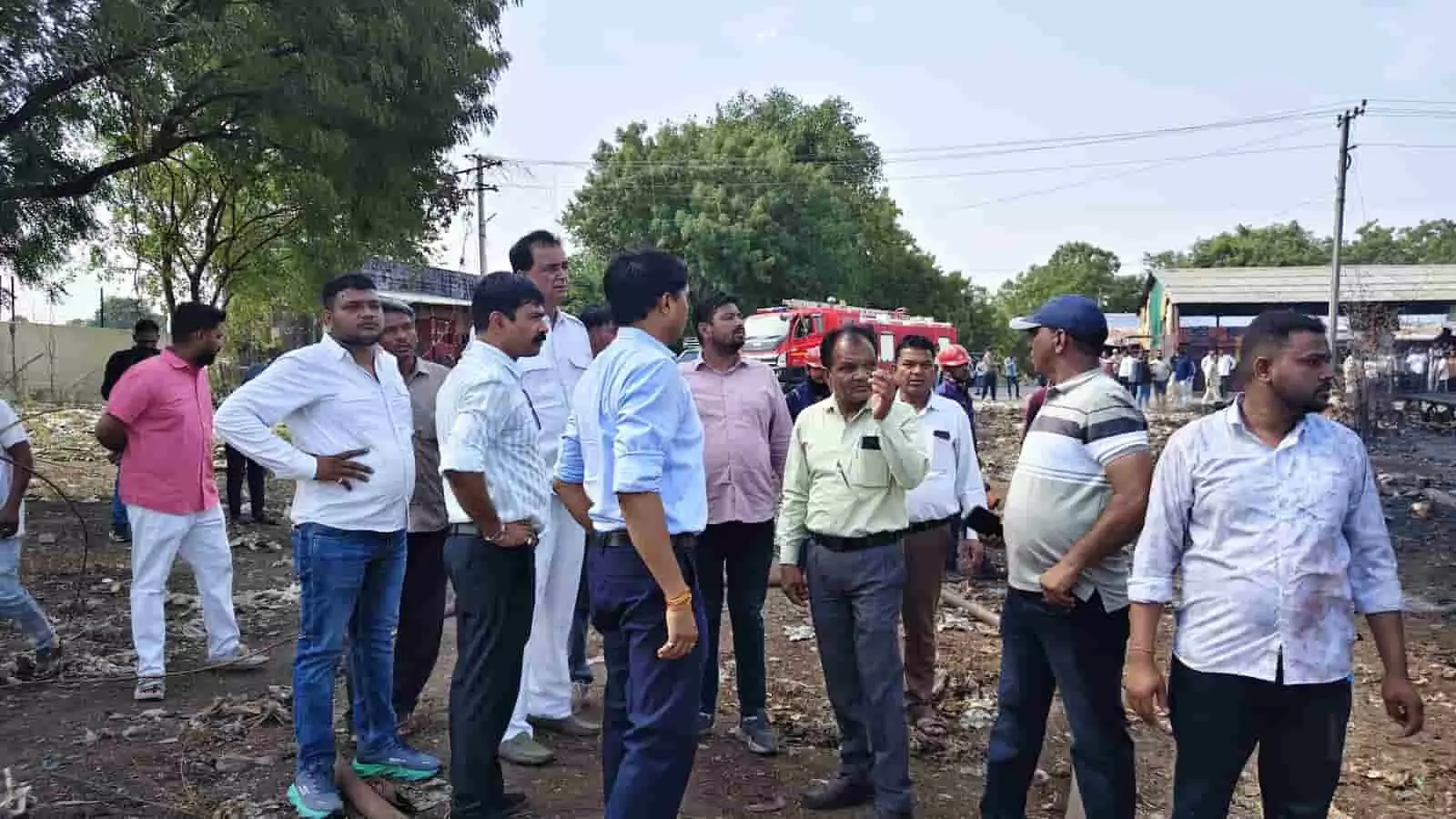 निम्बाहेड़ा सब्जी मंडी में आग लगने के बाद निरीक्षण करते विधायक श्रीचंद कृपलानी और प्रशासनिक अधिकारी। निम्बाहेड़ा सब्जी मंडी में आग लगने के बाद निरीक्षण करते विधायक श्रीचंद कृपलानी और प्रशासनिक अधिकारी।