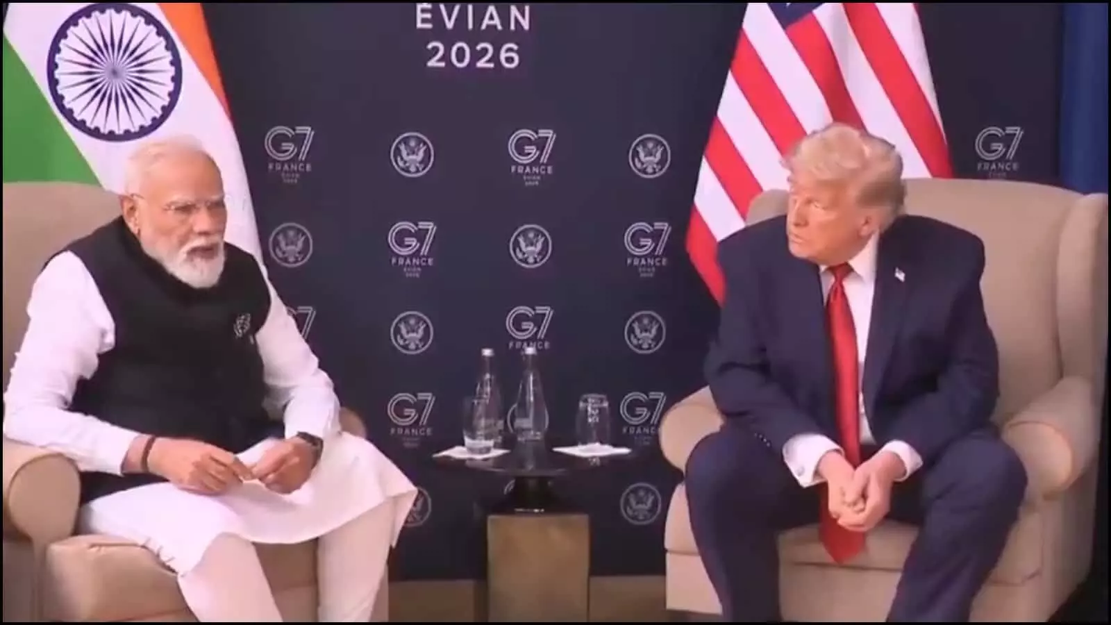 अंतरराष्ट्रीय बैठक कक्ष में चर्चा करते विभिन्न देशों के राष्ट्राध्यक्ष वैश्विक कूटनीति के संदर्भ में। अंतरराष्ट्रीय बैठक कक्ष में चर्चा करते विभिन्न देशों के राष्ट्राध्यक्ष वैश्विक कूटनीति के संदर्भ में।