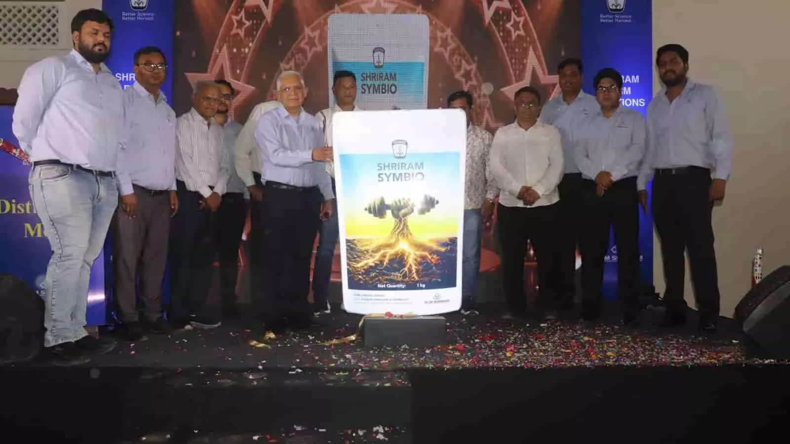 चित्तौड़गढ़ में मंच पर अधिकारी श्रीराम सिम्बियो कृषि उत्पाद का अनावरण कर रहे हैं। चित्तौड़गढ़ में मंच पर अधिकारी श्रीराम सिम्बियो कृषि उत्पाद का अनावरण कर रहे हैं।