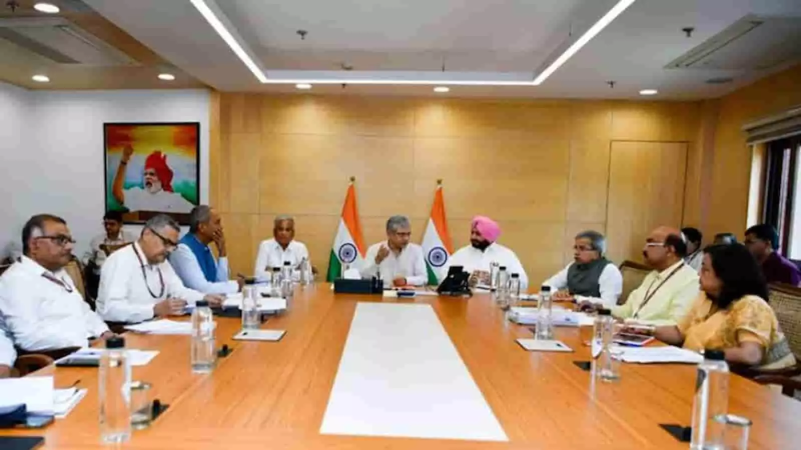 तस्वीर में अश्विनी वैष्णव सहित अन्य अधिकारी फ्लाई ऐश परिवहन पर चर्चा कर रहे हैं। तस्वीर में अश्विनी वैष्णव सहित अन्य अधिकारी फ्लाई ऐश परिवहन पर चर्चा कर रहे हैं।