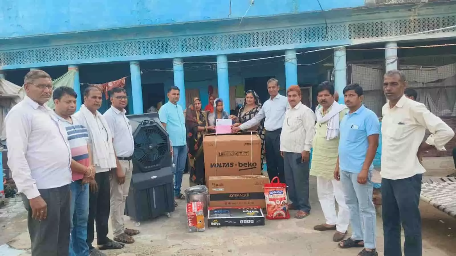श्री कल्याण फाउंडेशन के सदस्य बयाना में जरूरतमंद बेटी के विवाह हेतु सहयोग देते हुए। श्री कल्याण फाउंडेशन के सदस्य बयाना में जरूरतमंद बेटी के विवाह हेतु सहयोग देते हुए।