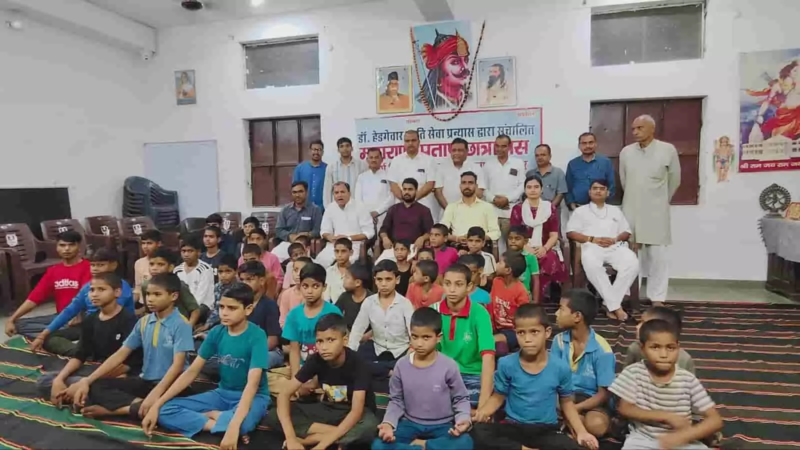 महाराणा प्रताप जयंती पर भरतपुर में आयोजित कार्यक्रम में उपस्थित नागरिक और विद्यार्थी। महाराणा प्रताप जयंती पर भरतपुर में आयोजित कार्यक्रम में उपस्थित नागरिक और विद्यार्थी।