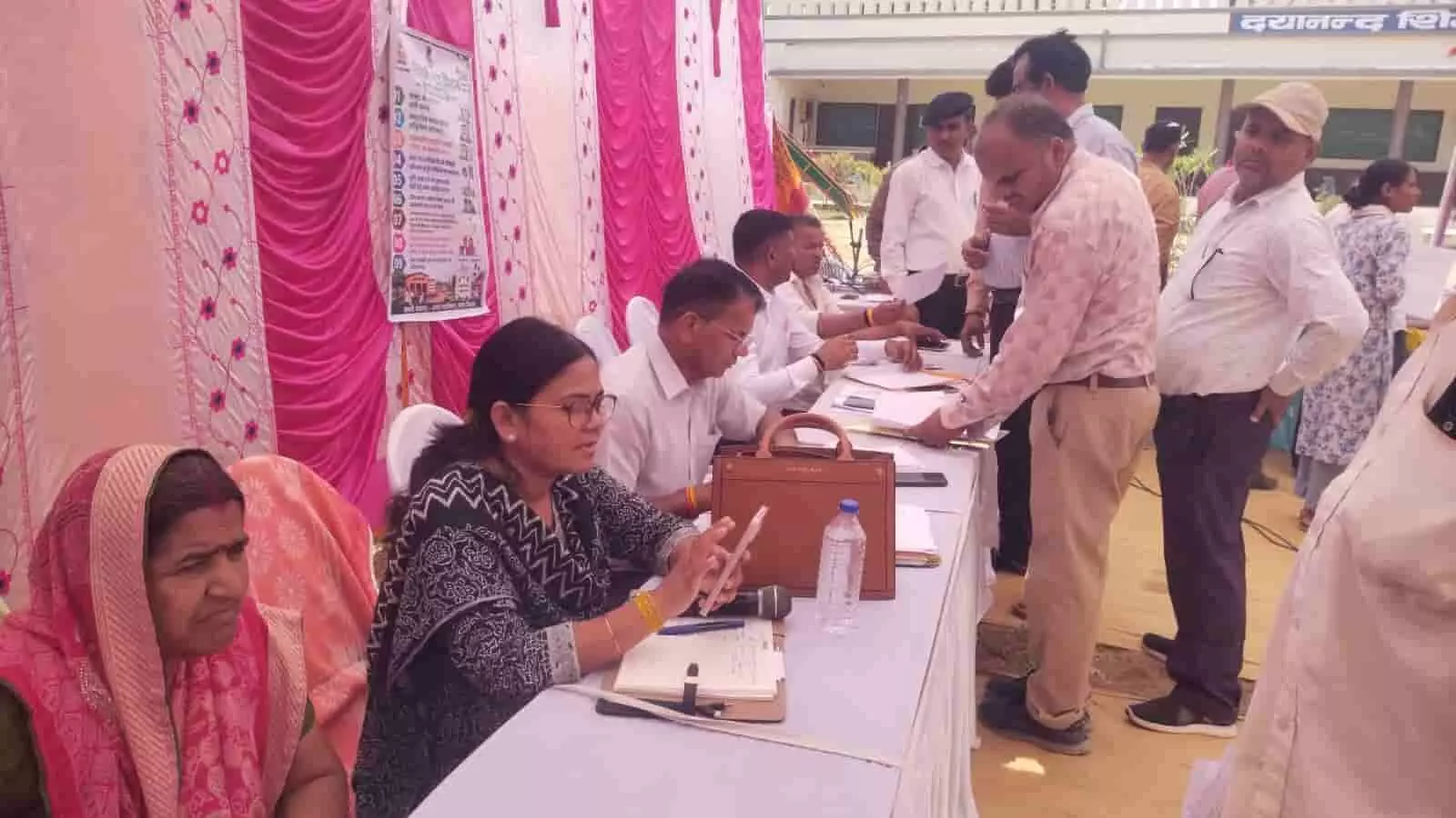 पहाड़ा ग्राम पंचायत में आयोजित ग्रामीण सेवा शिविर के दौरान काउंटर पर बैठ कर काम करते हुए अधिकारी और उपस्थित ग्रामीण। पहाड़ा ग्राम पंचायत में आयोजित ग्रामीण सेवा शिविर के दौरान काउंटर पर बैठ कर काम करते हुए अधिकारी और उपस्थित ग्रामीण।