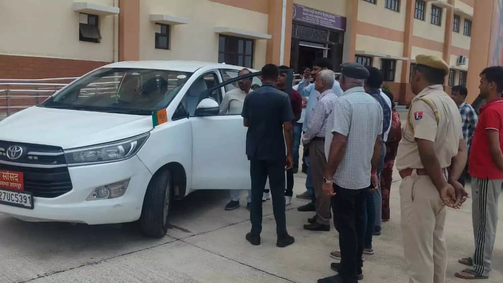 एकलव्य मॉडल आवासीय विद्यालय खेरवाड़ा के बाहर वाहन के पास खड़े सांसद मन्नालाल रावत और विद्यालय स्टाफ निरीक्षण के दौरान। एकलव्य मॉडल आवासीय विद्यालय खेरवाड़ा के बाहर वाहन के पास खड़े सांसद मन्नालाल रावत और विद्यालय स्टाफ निरीक्षण के दौरान।