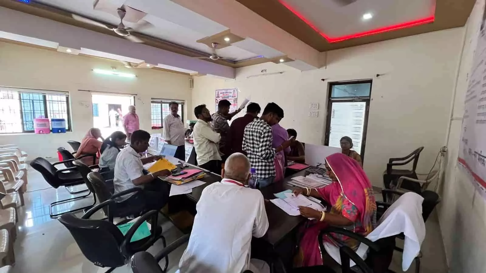 नगरपालिका फतेहनगर में आयोजित शहरी सेवा शिविर के दौरान जन समस्याओं का निस्तारण करते अधिकारी। नगरपालिका फतेहनगर में आयोजित शहरी सेवा शिविर के दौरान जन समस्याओं का निस्तारण करते अधिकारी।