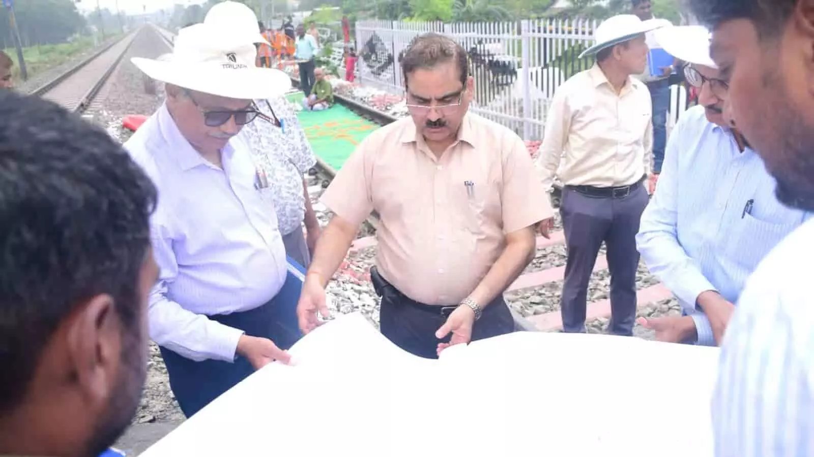 तस्वीर में रेल संरक्षा आयुक्त सुमित सिंघल कटिहार में नवनिर्मित रेलवे लाइन का निरीक्षण कर रहे हैं। तस्वीर में रेल संरक्षा आयुक्त सुमित सिंघल कटिहार में नवनिर्मित रेलवे लाइन का निरीक्षण कर रहे हैं।