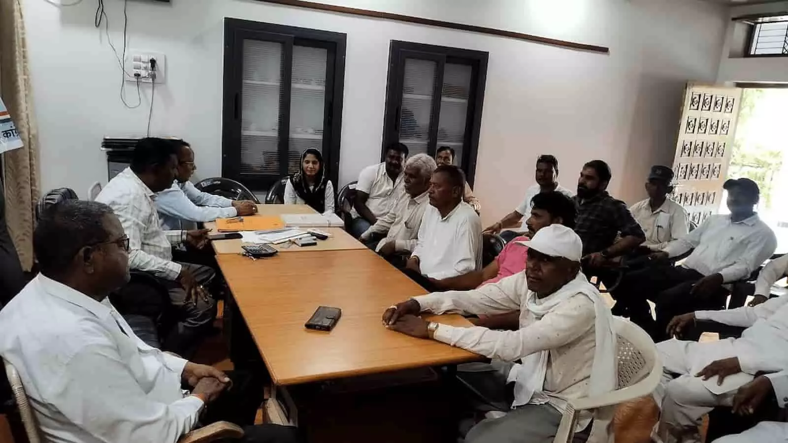 ब्लॉक कांग्रेस कार्यालय खेरवाड़ा में बैठक करते विधायक डॉ दयाराम परमार और पार्टी पदाधिकारी। ब्लॉक कांग्रेस कार्यालय खेरवाड़ा में बैठक करते विधायक डॉ दयाराम परमार और पार्टी पदाधिकारी।