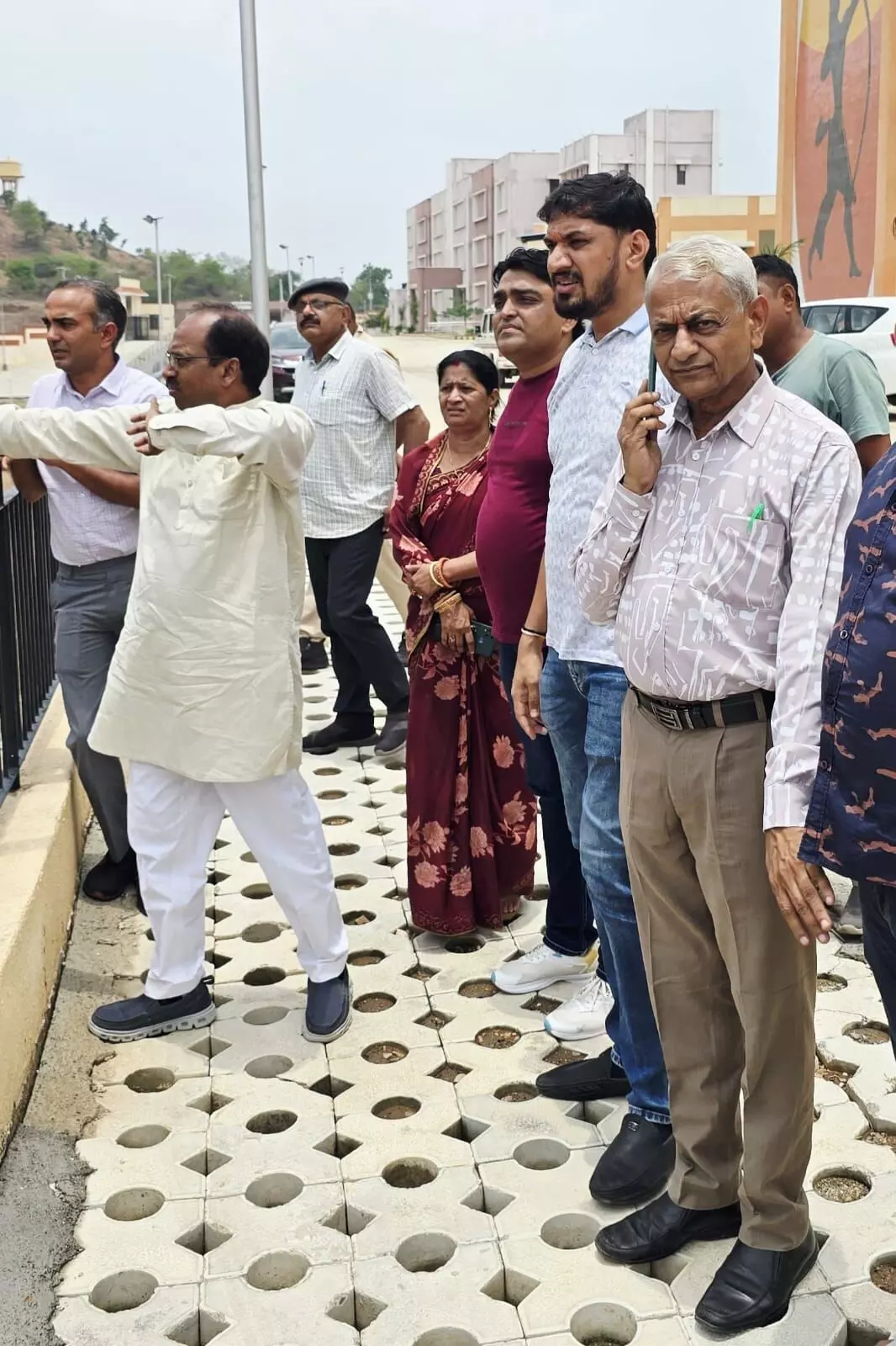 एकलव्य आवासीय विद्यालय का निरीक्षण करते सांसद डॉ मन्नालाल रावत व अधिकारी खेरवाड़ा में। एकलव्य आवासीय विद्यालय का निरीक्षण करते सांसद डॉ मन्नालाल रावत व अधिकारी खेरवाड़ा में।