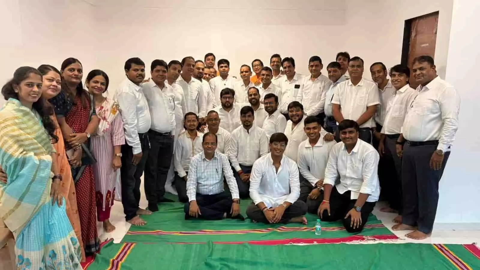 तस्वीर में सांताक्रुज में आयोजित शपथ ग्रहण समारोह के दौरान तेरापंथ समाज के नवनिर्वाचित पदाधिकारी और सदस्य नजर आ रहे हैं। तस्वीर में सांताक्रुज में आयोजित शपथ ग्रहण समारोह के दौरान तेरापंथ समाज के नवनिर्वाचित पदाधिकारी और सदस्य नजर आ रहे हैं।