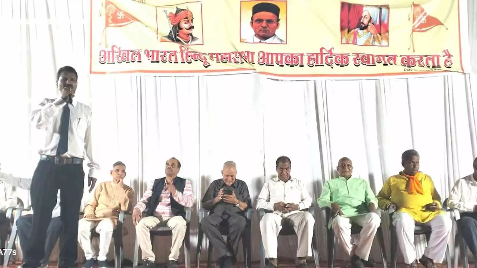मंच पर काव्य पाठ करते हुए कवि और उपस्थित जनसमूह भीलवाड़ा में महाराणा प्रताप जयंती समारोह के दौरान। मंच पर काव्य पाठ करते हुए कवि और उपस्थित जनसमूह भीलवाड़ा में महाराणा प्रताप जयंती समारोह के दौरान।