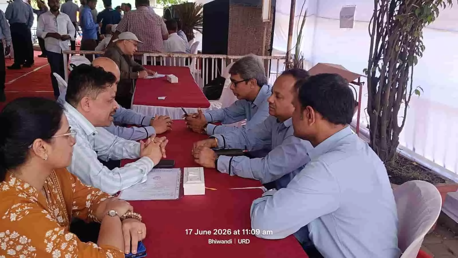 तस्वीर में भिवंडी में आयोजित टोरेंट पावर और महावितरण का ग्राहक सेवा शिविर दिख रहा है। तस्वीर में भिवंडी में आयोजित टोरेंट पावर और महावितरण का ग्राहक सेवा शिविर दिख रहा है।