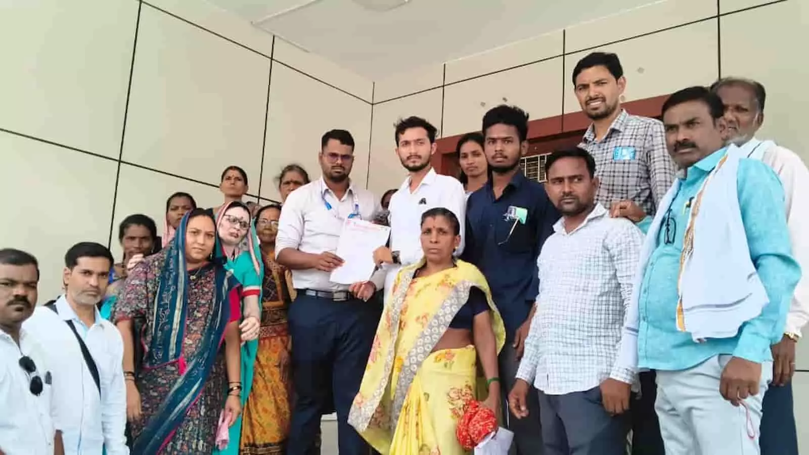 मोर्शी तहसीलदार कार्यालय में लाड़ली बहन योजना के संदर्भ में ज्ञापन सौंपते हुए कांग्रेस पदाधिकारी और स्थानीय ग्रामीण महिलाएं।