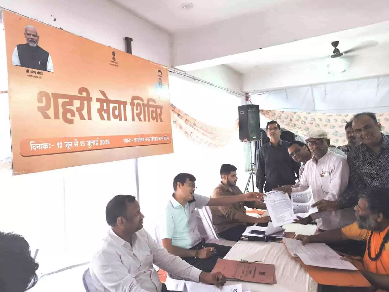 सामाजिक संगठनों के प्रतिनिधि भीलवाड़ा में भूखंड आवंटन के लिए ज्ञापन सौंपते हुए।