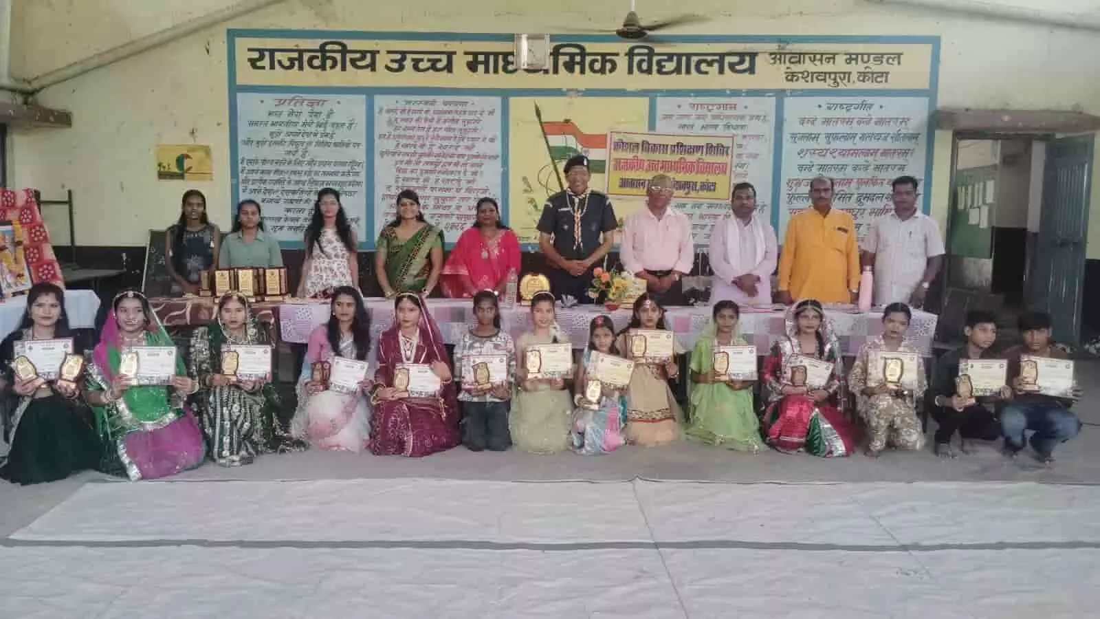 केशवपुरा स्कूल में स्काउट-गाइड शिविर समापन समारोह के दौरान पुरस्कृत प्रतिभागी और शिक्षक गण।