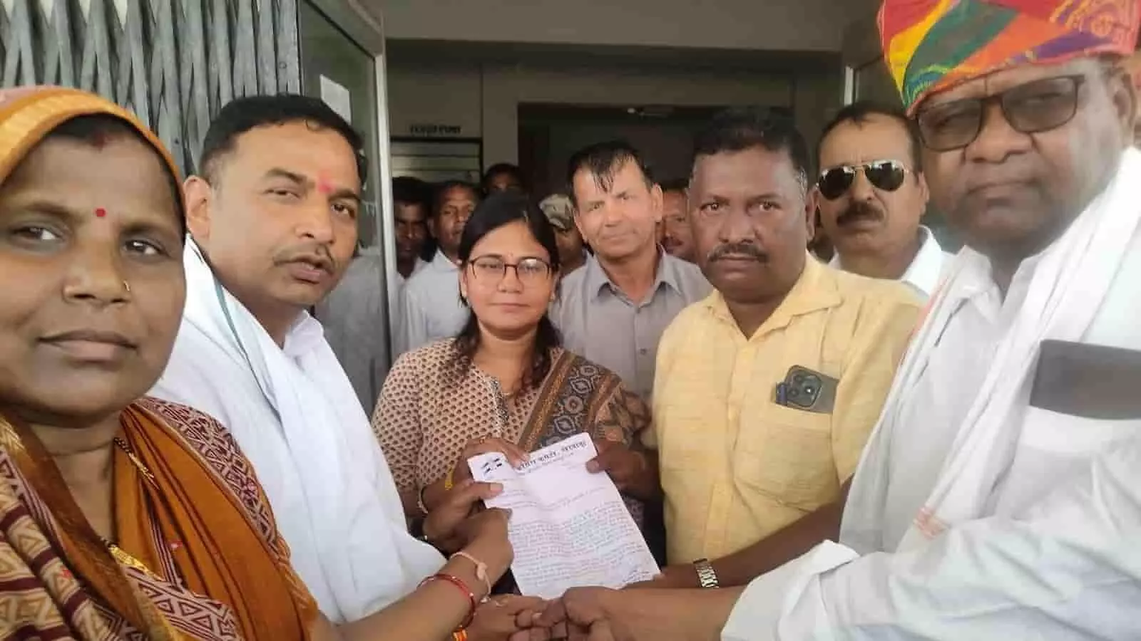 तस्वीर में खेरवाड़ा में कांग्रेस कार्यकर्ता उपखंड अधिकारी को ज्ञापन सौंपते हुए। तस्वीर में खेरवाड़ा में कांग्रेस कार्यकर्ता उपखंड अधिकारी को ज्ञापन सौंपते हुए।