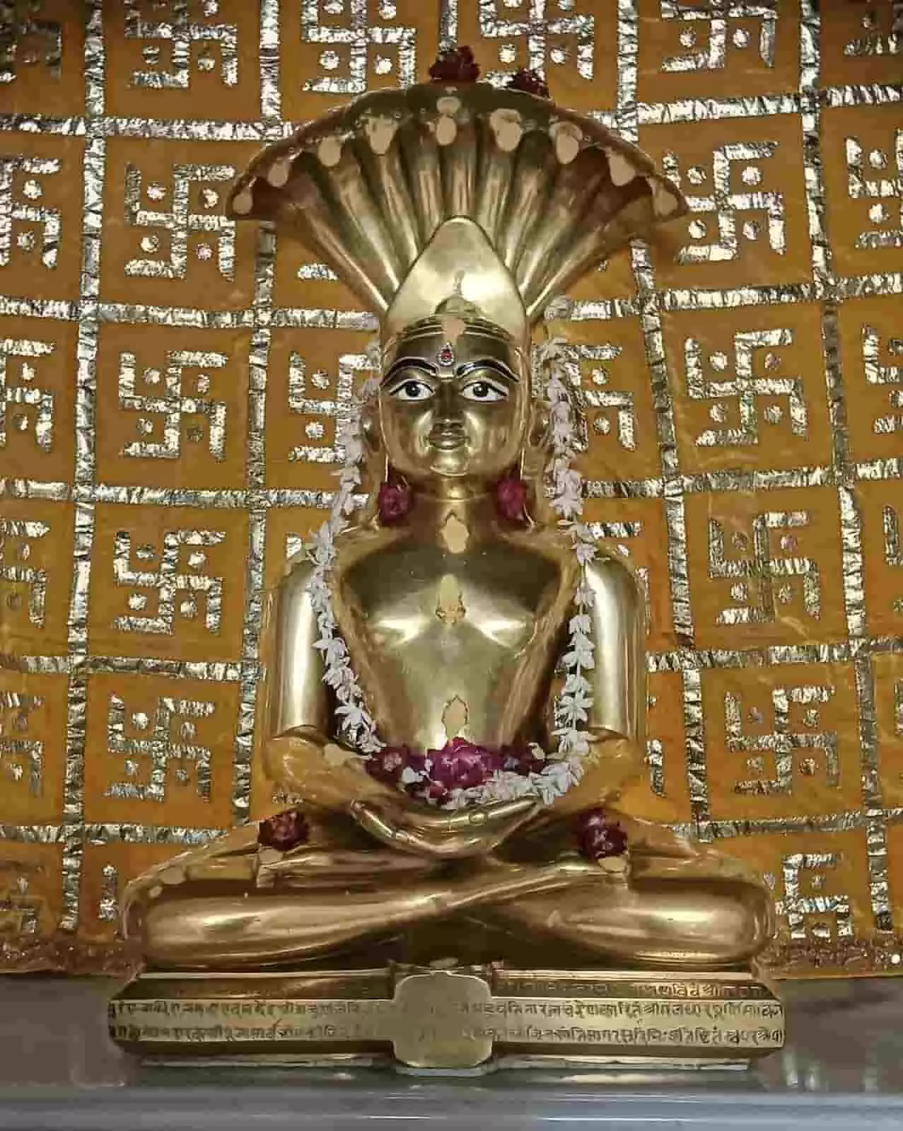 कोटा के रामपुरा स्थित सिद्धेश्वर पार्श्वनाथ मंदिर में विराजमान प्रभु की प्रतिमा का दर्शन।