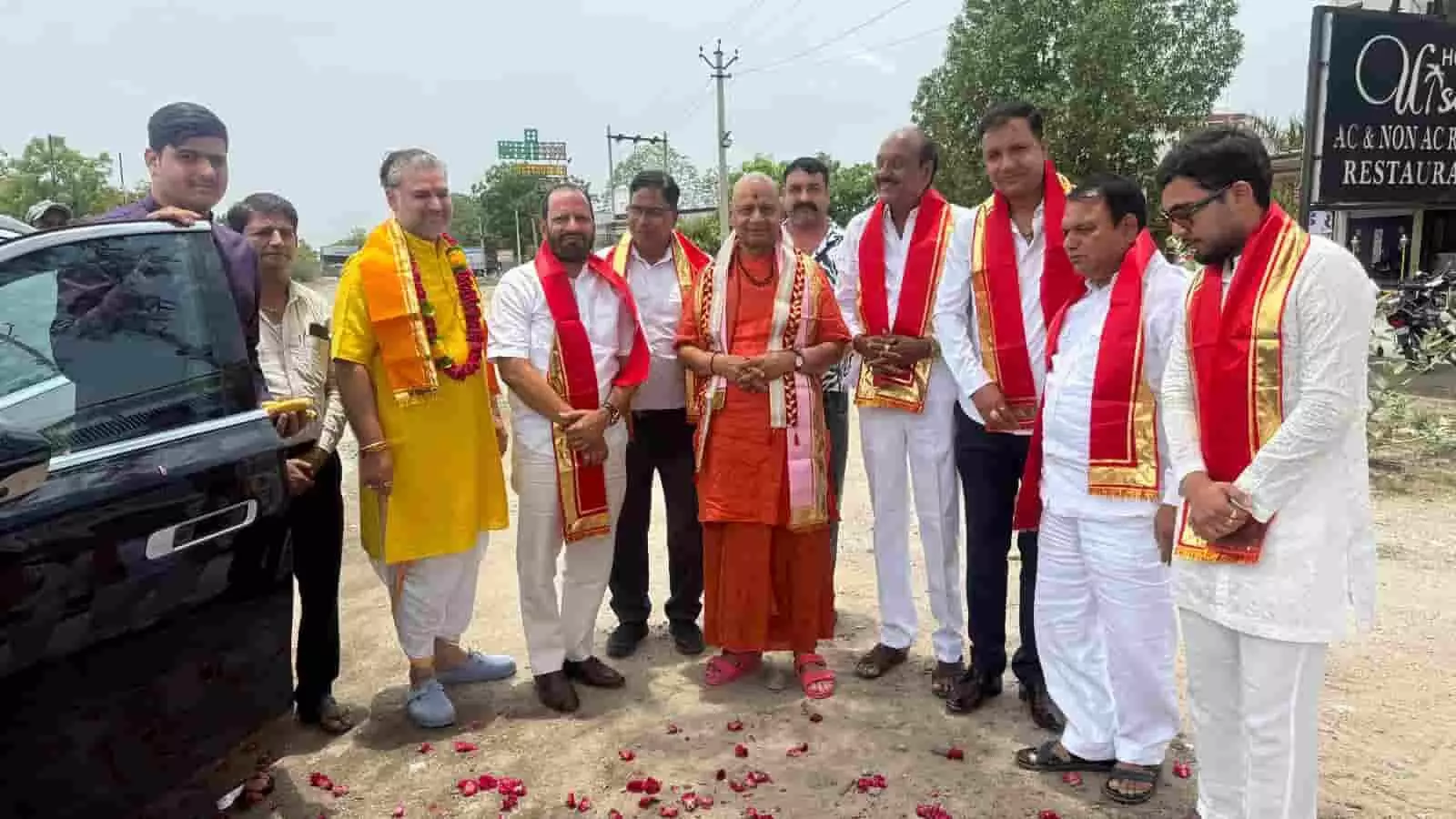 तस्वीर में फतहनगर के निवासियों द्वारा श्री राम जन्मभूमि ट्रस्ट के गोविंद देव गिरि महाराज का स्वागत किया जा रहा है। तस्वीर में फतहनगर के निवासियों द्वारा श्री राम जन्मभूमि ट्रस्ट के गोविंद देव गिरि महाराज का स्वागत किया जा रहा है।