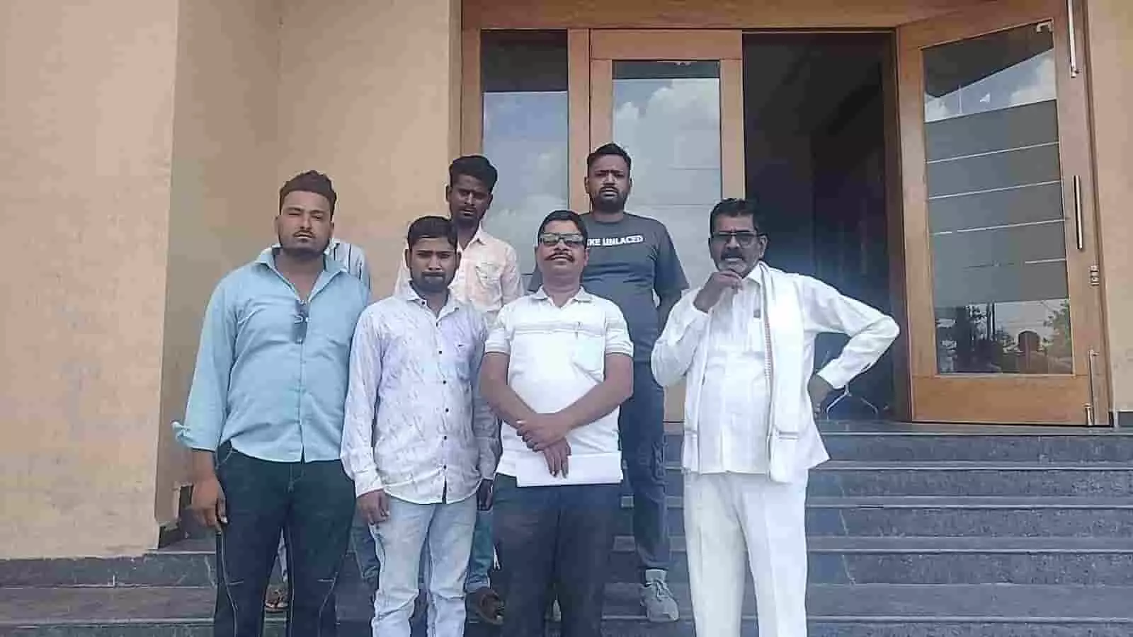 जालना में अतिक्रमण कार्रवाई के विरोध में जिला प्रशासन को ज्ञापन सौंपते वंचित बहुजन आघाडी के पदाधिकारी। जालना में अतिक्रमण कार्रवाई के विरोध में जिला प्रशासन को ज्ञापन सौंपते वंचित बहुजन आघाडी के पदाधिकारी।