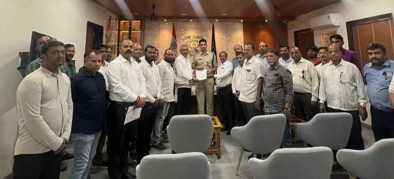 जालना में किड्स वर्ल्ड स्कूल के खिलाफ पुलिस अधीक्षक को ज्ञापन सौंपते समाज के प्रतिनिधि। जालना में किड्स वर्ल्ड स्कूल के खिलाफ पुलिस अधीक्षक को ज्ञापन सौंपते समाज के प्रतिनिधि।