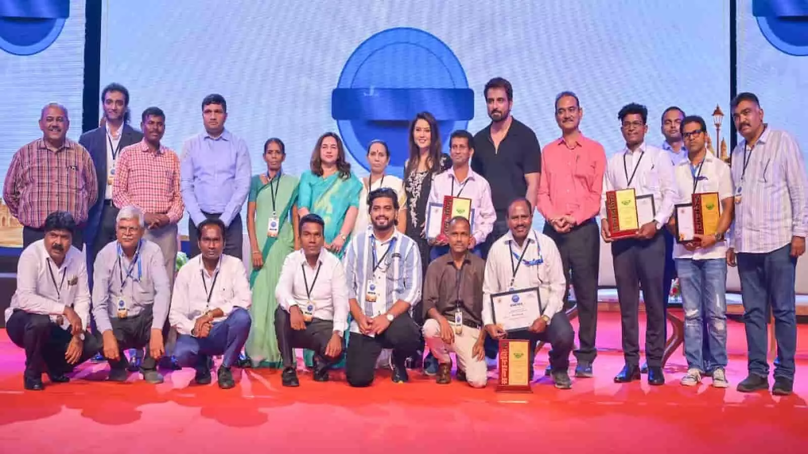 मुंबई में टाइम्स सम्मान कार्यक्रम के दौरान सम्मानित हुए 13 स्वच्छता कर्मी और अतिथि। मुंबई में टाइम्स सम्मान कार्यक्रम के दौरान सम्मानित हुए 13 स्वच्छता कर्मी और अतिथि।