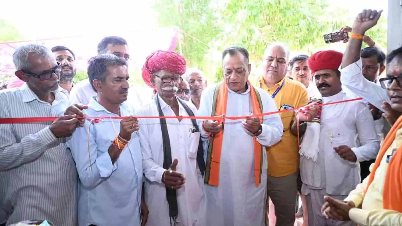 लापोद में आयोजित लोकार्पण समारोह के दौरान फीता काटकर नवनिर्मित आधुनिक गोदाम का उद्घाटन करते कैबिनेट मंत्री जोराराम कुमावत।