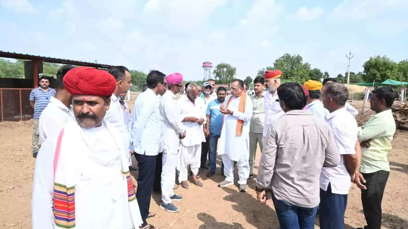 बलाना ग्राम में गोशाला निरीक्षण के दौरान ग्रामीणों से बातचीत करते कैबिनेट मंत्री जोराराम कुमावत