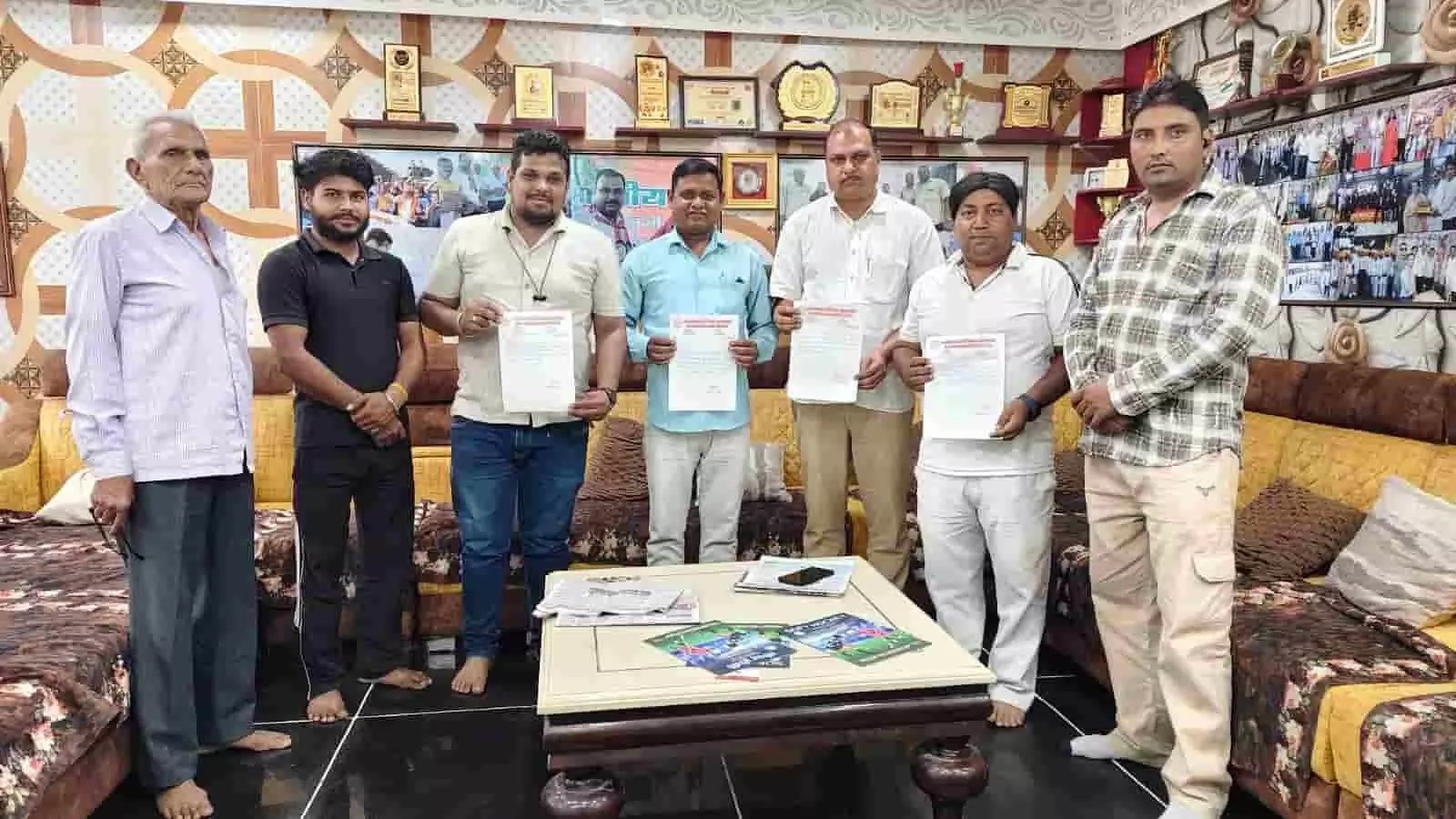 सर्व समाज महासभा भरतपुर के पदाधिकारी नियुक्ति पत्र के साथ कार्यक्रम में उपस्थित हैं। सर्व समाज महासभा भरतपुर के पदाधिकारी नियुक्ति पत्र के साथ कार्यक्रम में उपस्थित हैं।