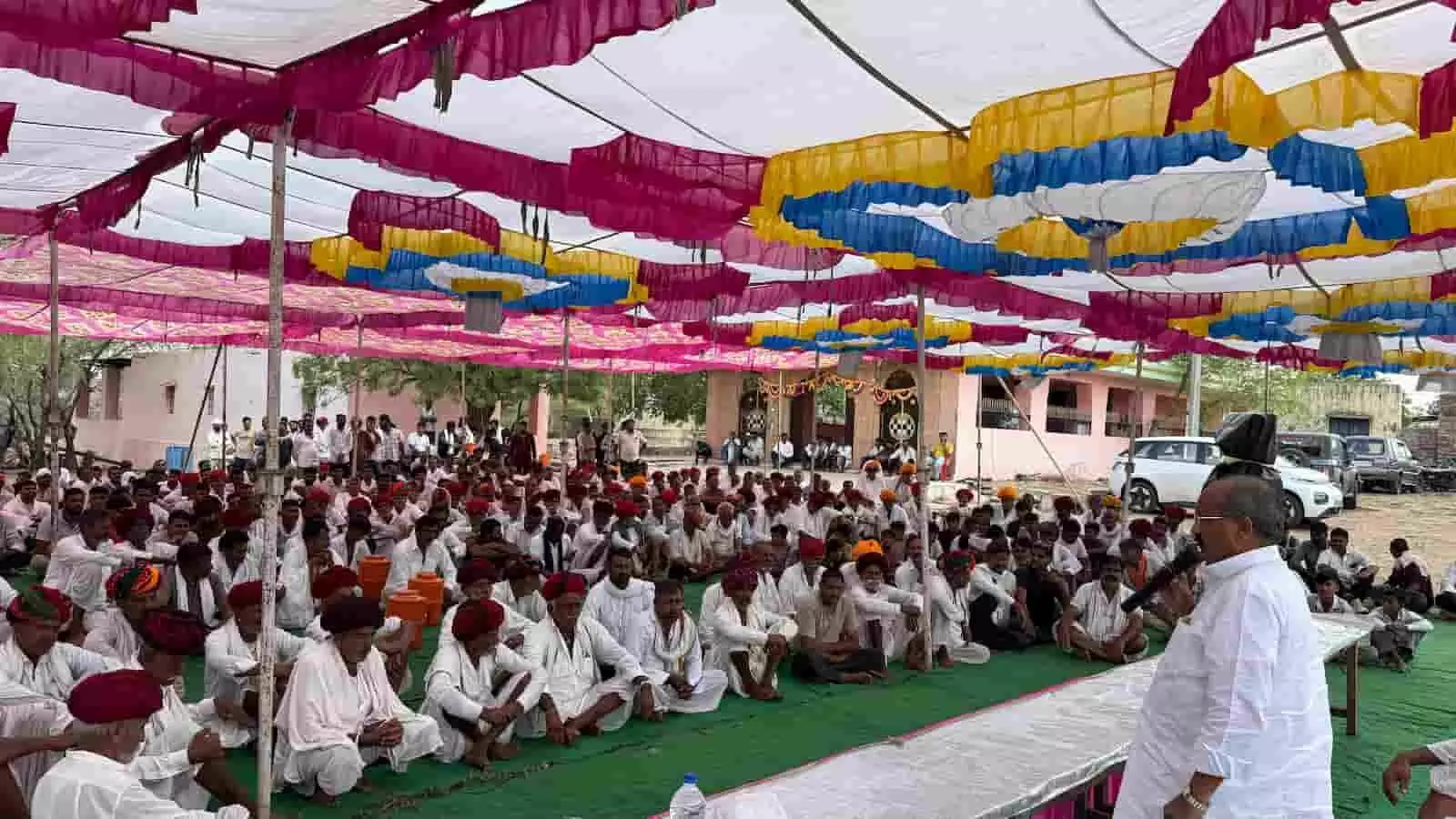 पूर्व विधायक प्रहलाद गुंजल कोलाना गांव में केडीए कार्रवाई के विरोध में बैठक संबोधित करते हुए। पूर्व विधायक प्रहलाद गुंजल कोलाना गांव में केडीए कार्रवाई के विरोध में बैठक संबोधित करते हुए।