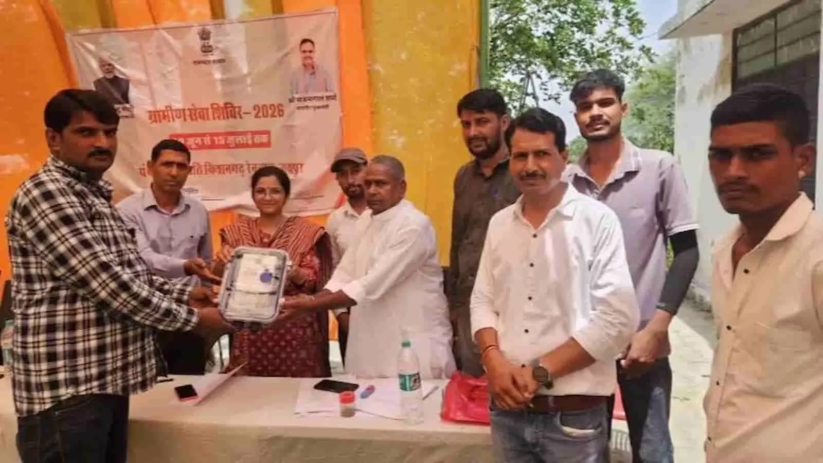 ग्रामीण सेवा शिविर में विद्युत विभाग के अधिकारी एक ग्रामीण को नया बिजली मीटर सौंपते हुए। ग्रामीण सेवा शिविर में विद्युत विभाग के अधिकारी एक ग्रामीण को नया बिजली मीटर सौंपते हुए।