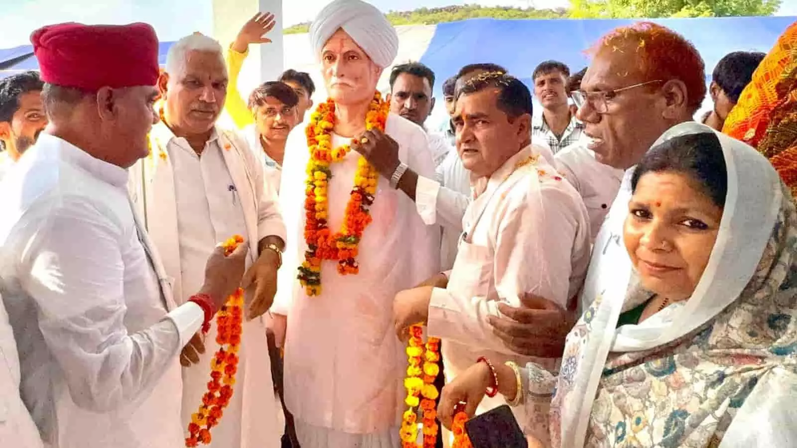 राज्यमंत्री जवाहर सिंह बेढम राजपुर गांव में स्वतंत्रता सेनानी किशन लाल गुर्जर की प्रतिमा का अनावरण करते हुए। राज्यमंत्री जवाहर सिंह बेढम राजपुर गांव में स्वतंत्रता सेनानी किशन लाल गुर्जर की प्रतिमा का अनावरण करते हुए।