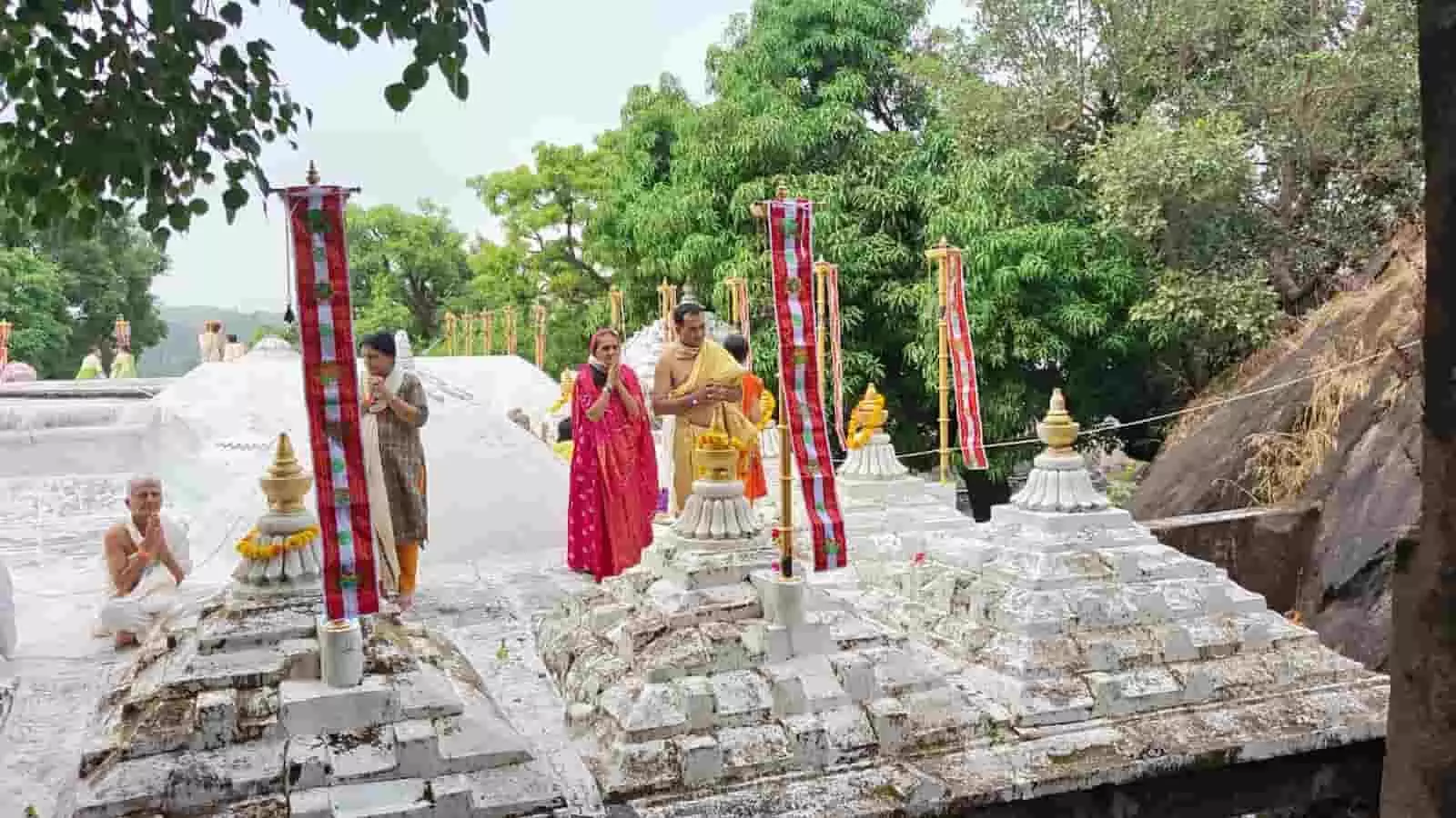 दिलवाड़ा जैन मंदिर में आयोजित 994वें वार्षिक ध्वजारोहण महोत्सव में शामिल होते श्रद्धालु और जैन संत। दिलवाड़ा जैन मंदिर में आयोजित 994वें वार्षिक ध्वजारोहण महोत्सव में शामिल होते श्रद्धालु और जैन संत।