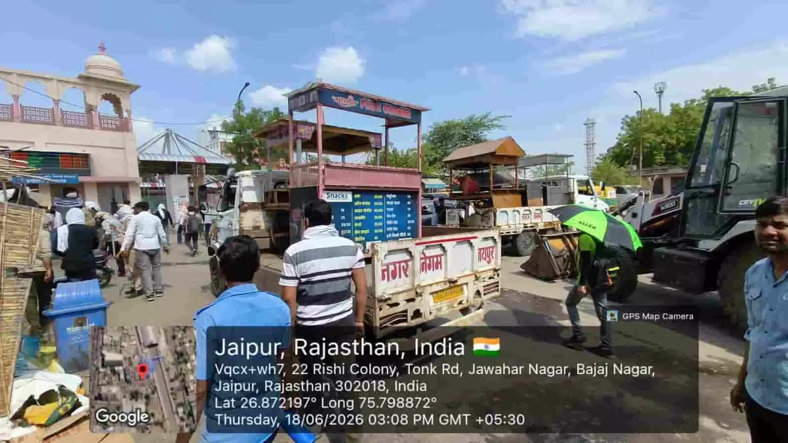 टोंक रोड पर नगर निगम जयपुर की टीम द्वारा सड़क किनारे से अस्थाई अतिक्रमण हटाकर केंटर में सामान लोड किया जा रहा है। टोंक रोड पर नगर निगम जयपुर की टीम द्वारा सड़क किनारे से अस्थाई अतिक्रमण हटाकर केंटर में सामान लोड किया जा रहा है।