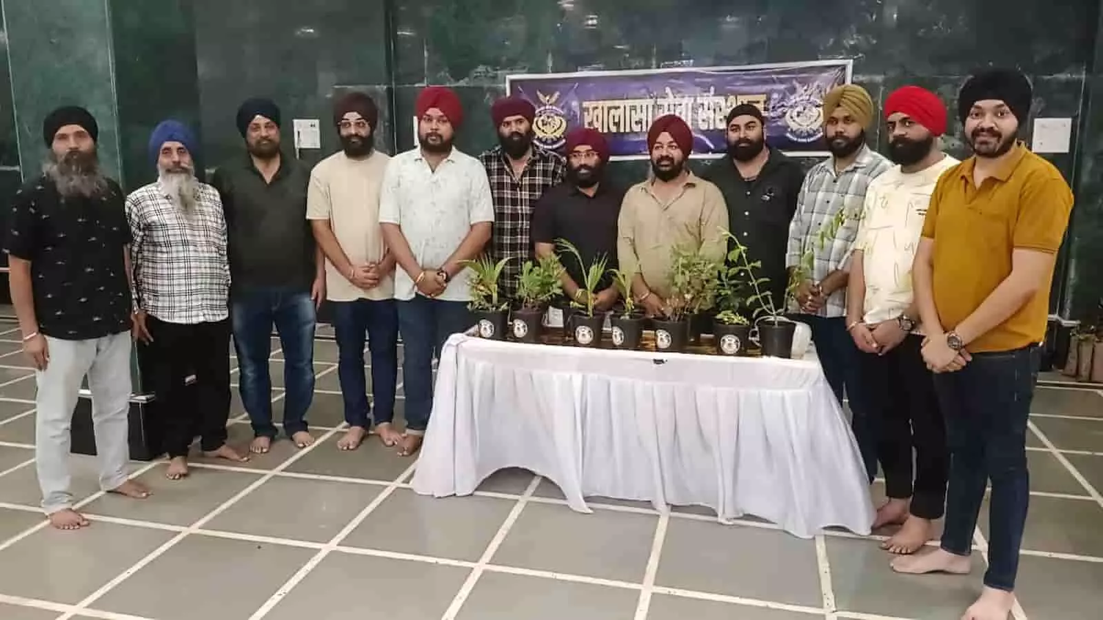 तस्वीर में खालसा सेवा संस्थान के सदस्य रक्तदान शिविर के बाद पौधे भेंट करते हुए। तस्वीर में खालसा सेवा संस्थान के सदस्य रक्तदान शिविर के बाद पौधे भेंट करते हुए।