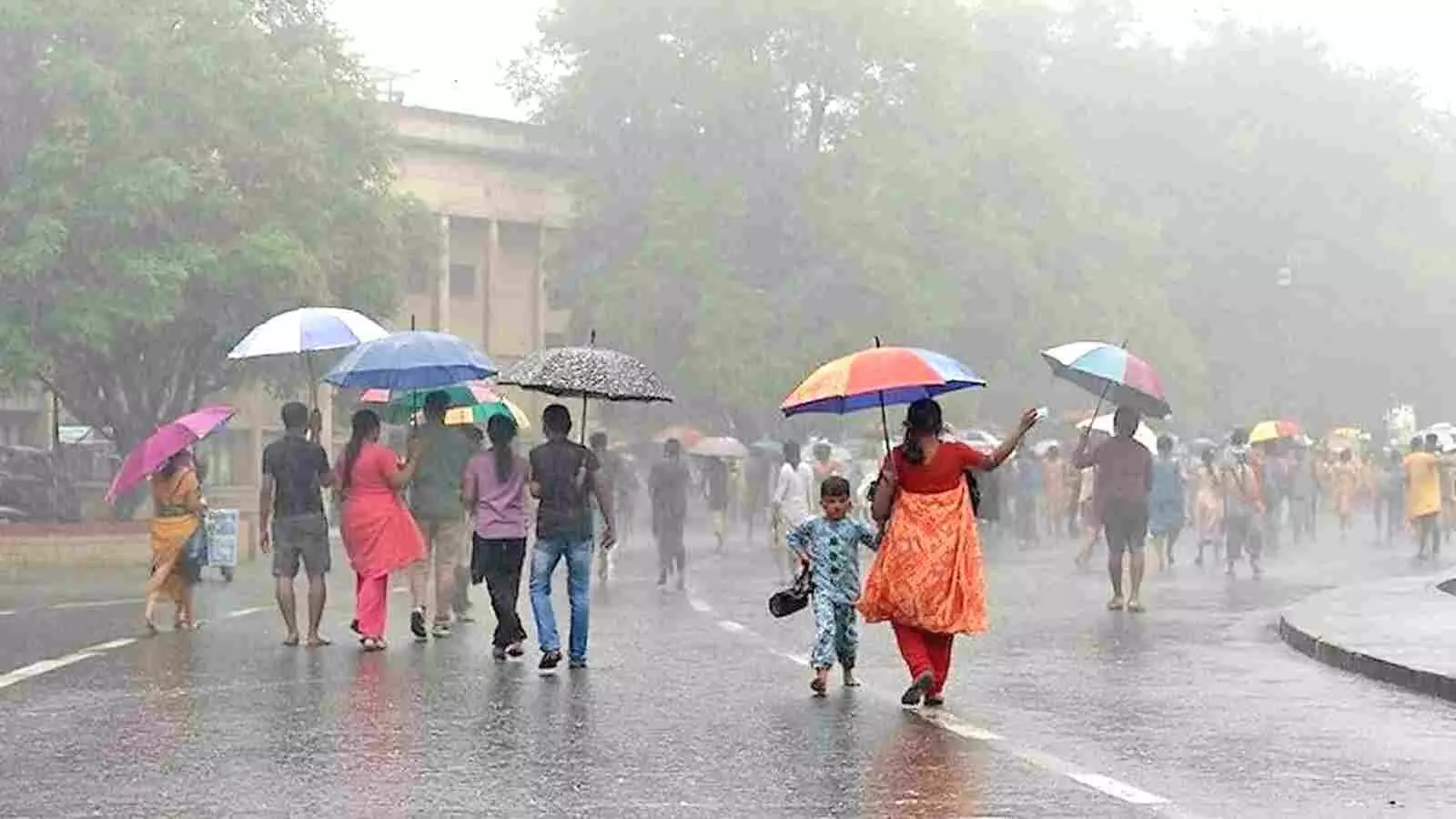 भारी बारिश के दौरान सड़क पर चलते हुए नागरिक| भारी बारिश के दौरान सड़क पर चलते हुए नागरिक|