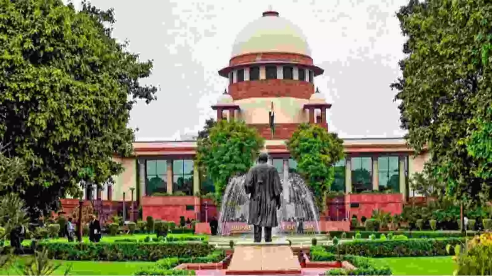नई दिल्ली में स्थित सर्वोच्च न्यायालय का मुख्य भवन परिसर| नई दिल्ली में स्थित सर्वोच्च न्यायालय का मुख्य भवन परिसर|