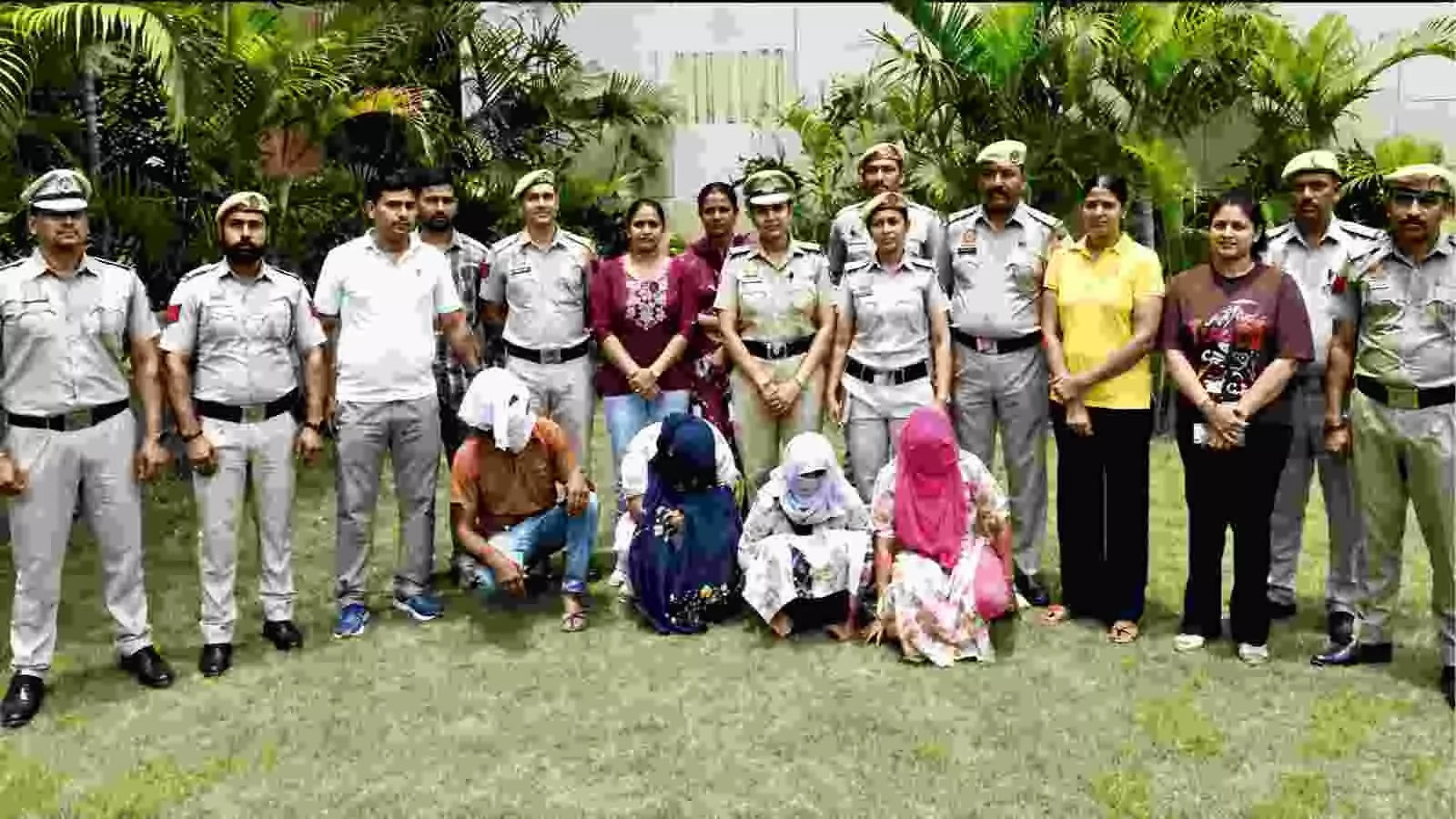 मामले का खुलासा होने के बाद हिरासत में लिए गए आरोपी और पुलिस टीम। मामले का खुलासा होने के बाद हिरासत में लिए गए आरोपी और पुलिस टीम।