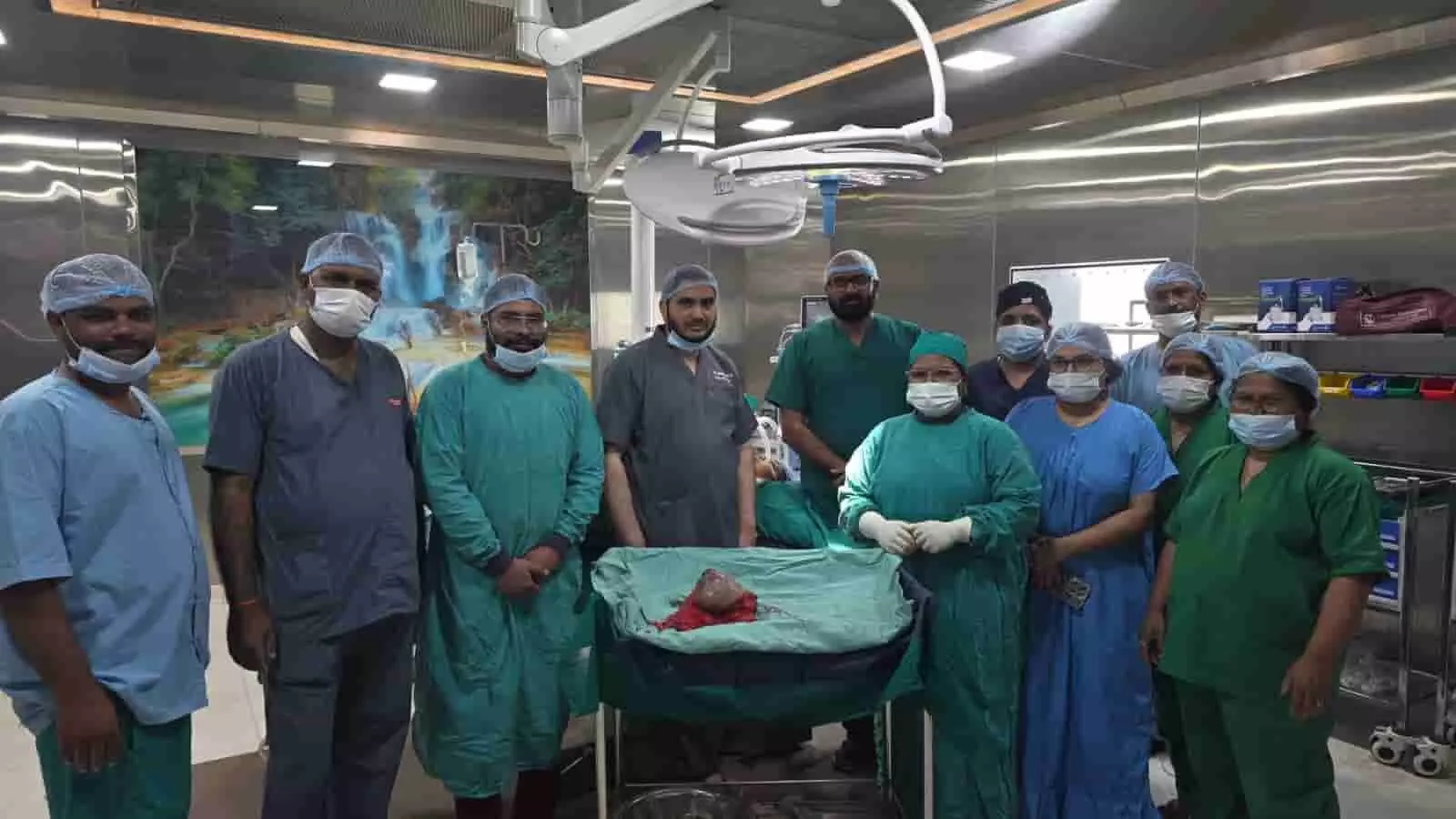 जालना जिला सामान्य अस्पताल के ऑपरेशन थिएटर में सफल कैंसर सर्जरी के बाद खड़ी डॉक्टरों और मेडिकल स्टाफ की टीम। जालना जिला सामान्य अस्पताल के ऑपरेशन थिएटर में सफल कैंसर सर्जरी के बाद खड़ी डॉक्टरों और मेडिकल स्टाफ की टीम।